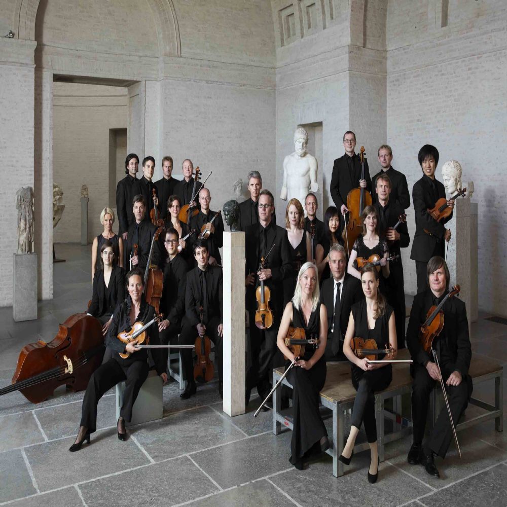 La orquesta de camara de Munich  acompanada del violinista Eric Silberger