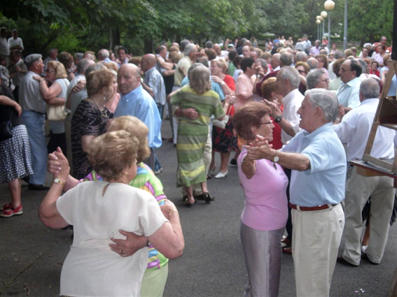 Programa de bailes de verano para personas mayores