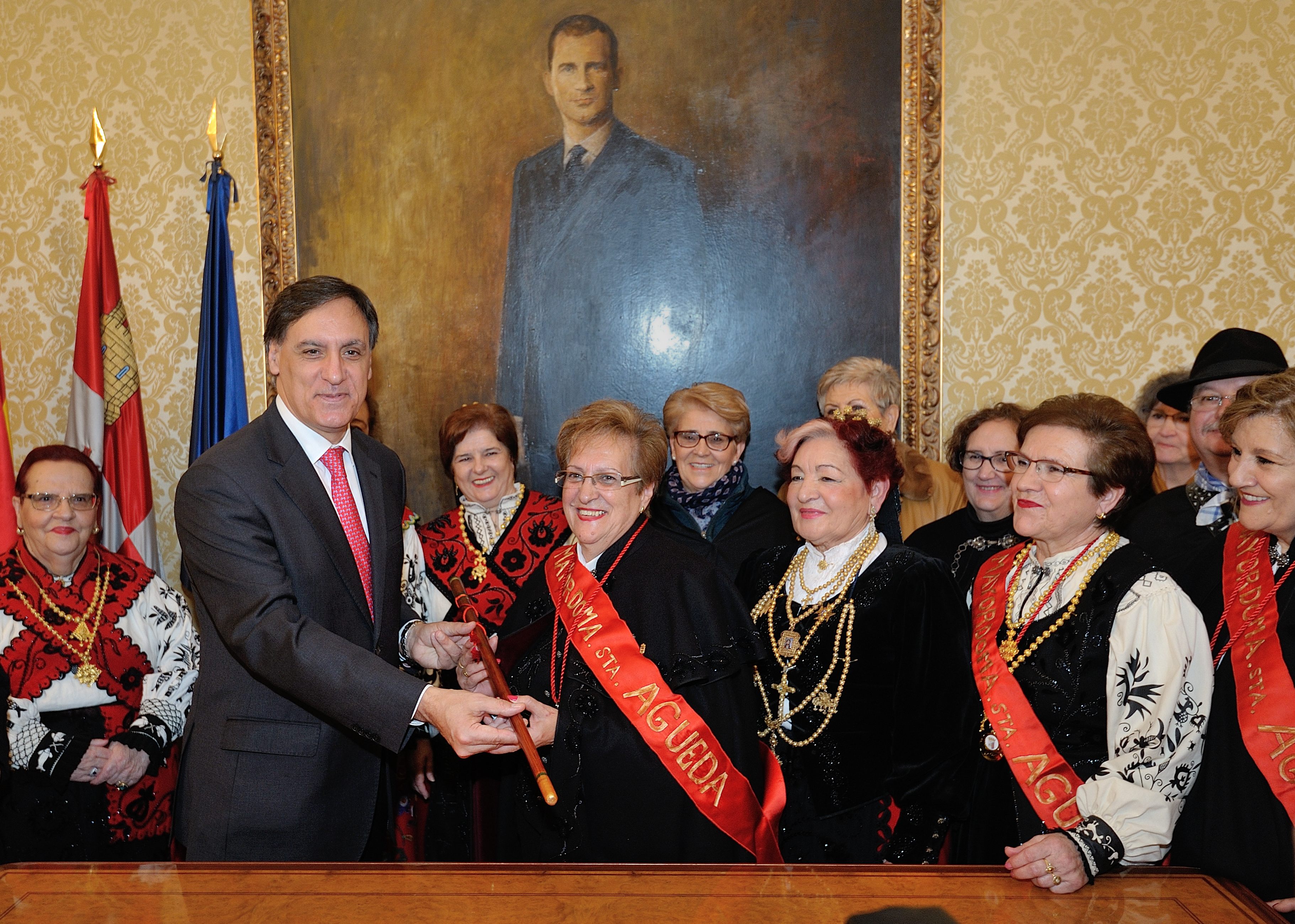 El Ayuntamiento entrega el baston de mando a las mujeres salmantinas con motivo de Santa Agueda