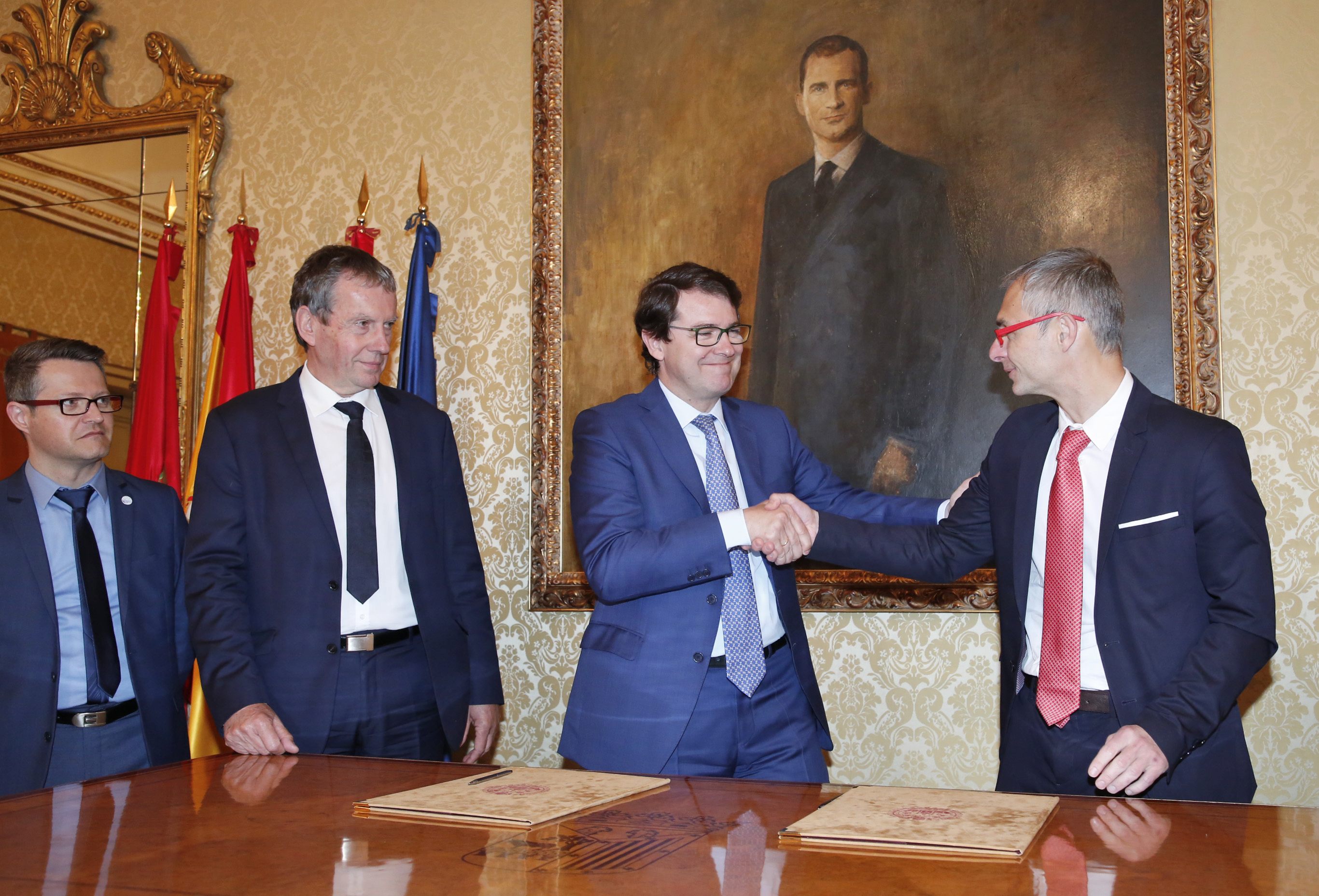 Firma de la adhesion a la declaracion de poitiers por el alcalde de Salamanca y el Rector de la USAL