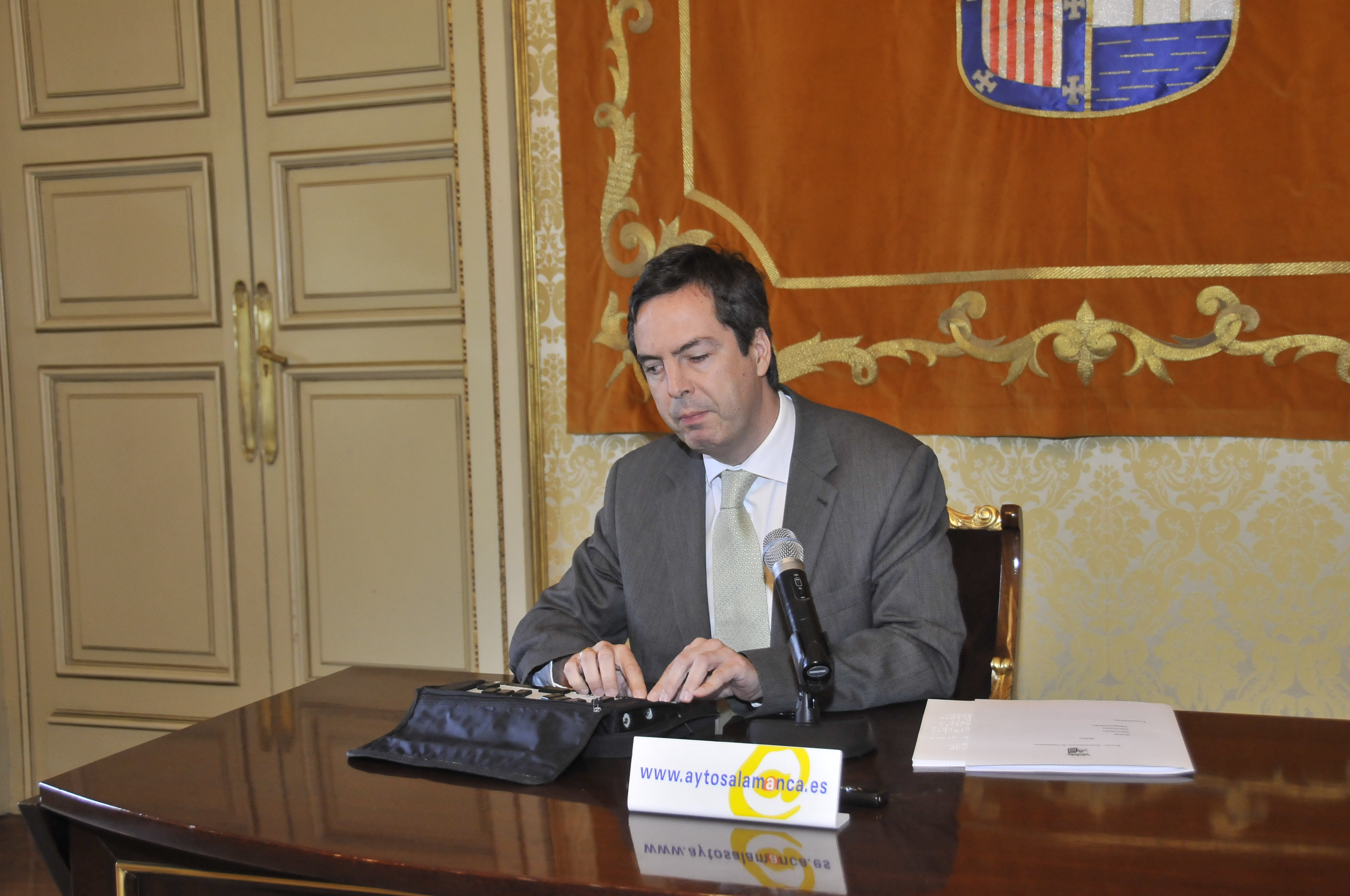 El concejal de Economia  en rueda de prensa en el Ayuntamiento