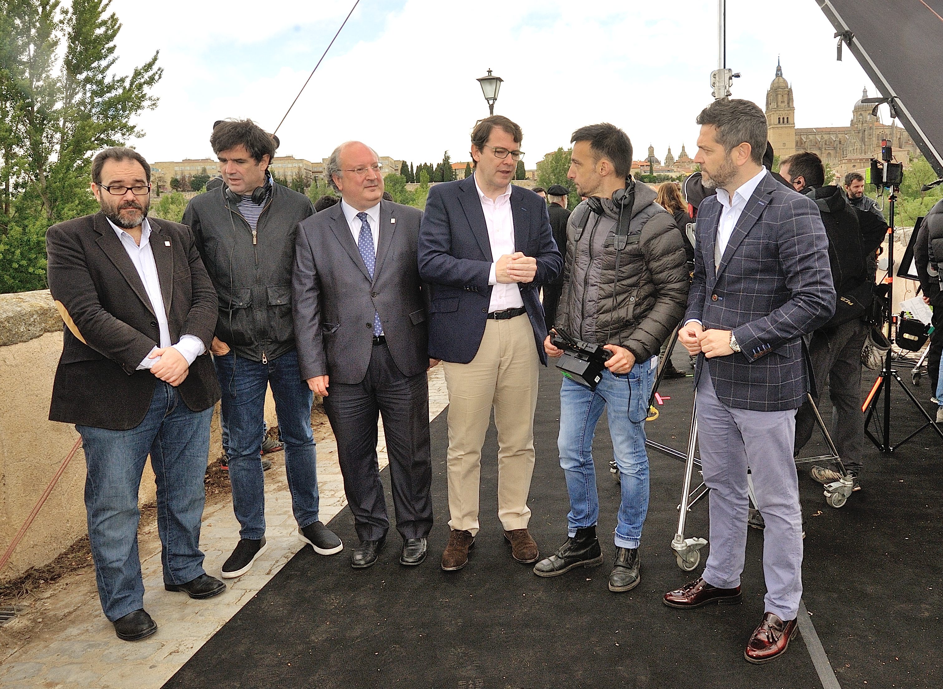Mientras dure la guerra  cuenta con participacion de Ayuntamiento y Universidad