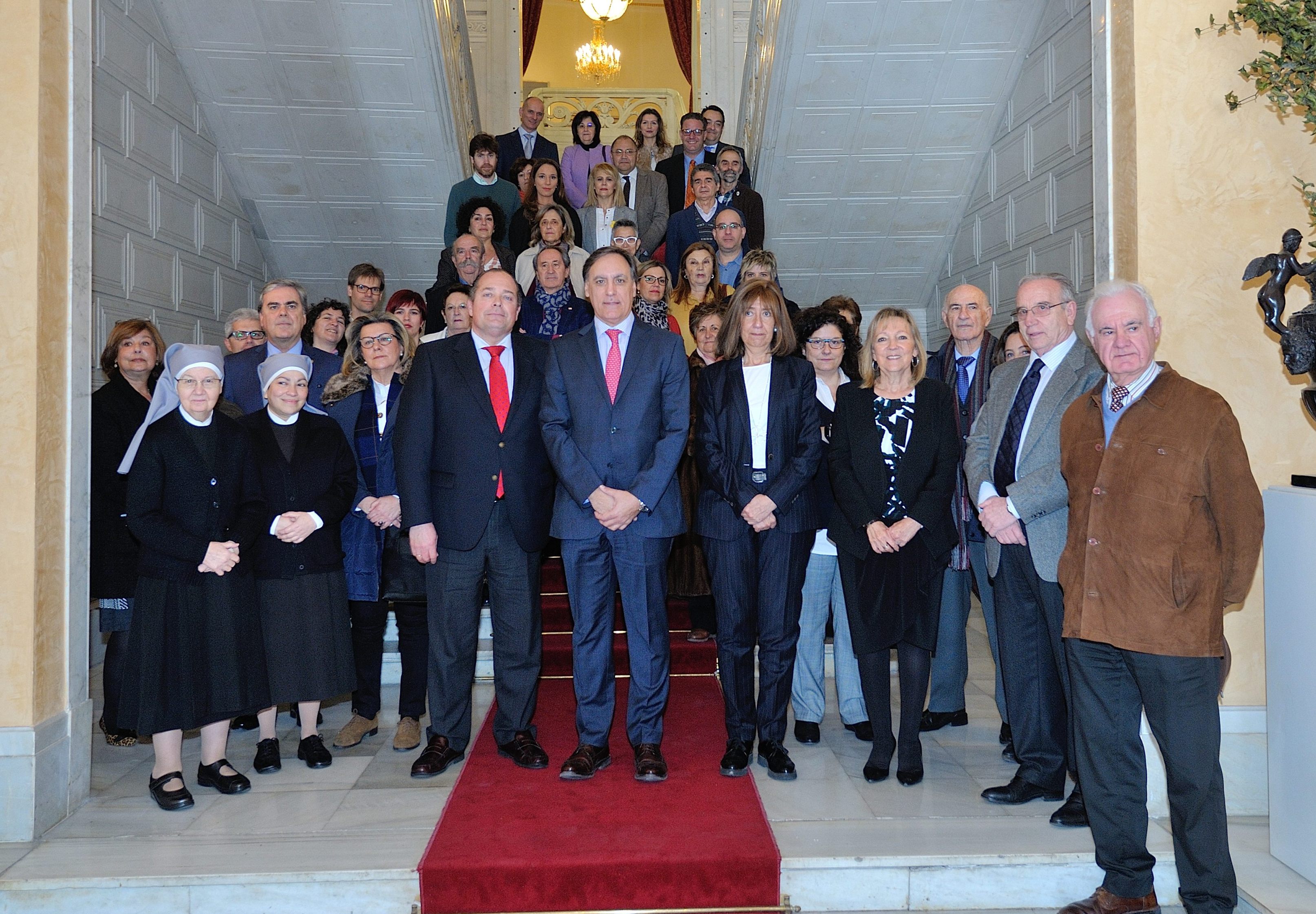 Carlos Garcia Carbayo ha recibido en el Ayuntamiento a una delegacion de Caixa Bank