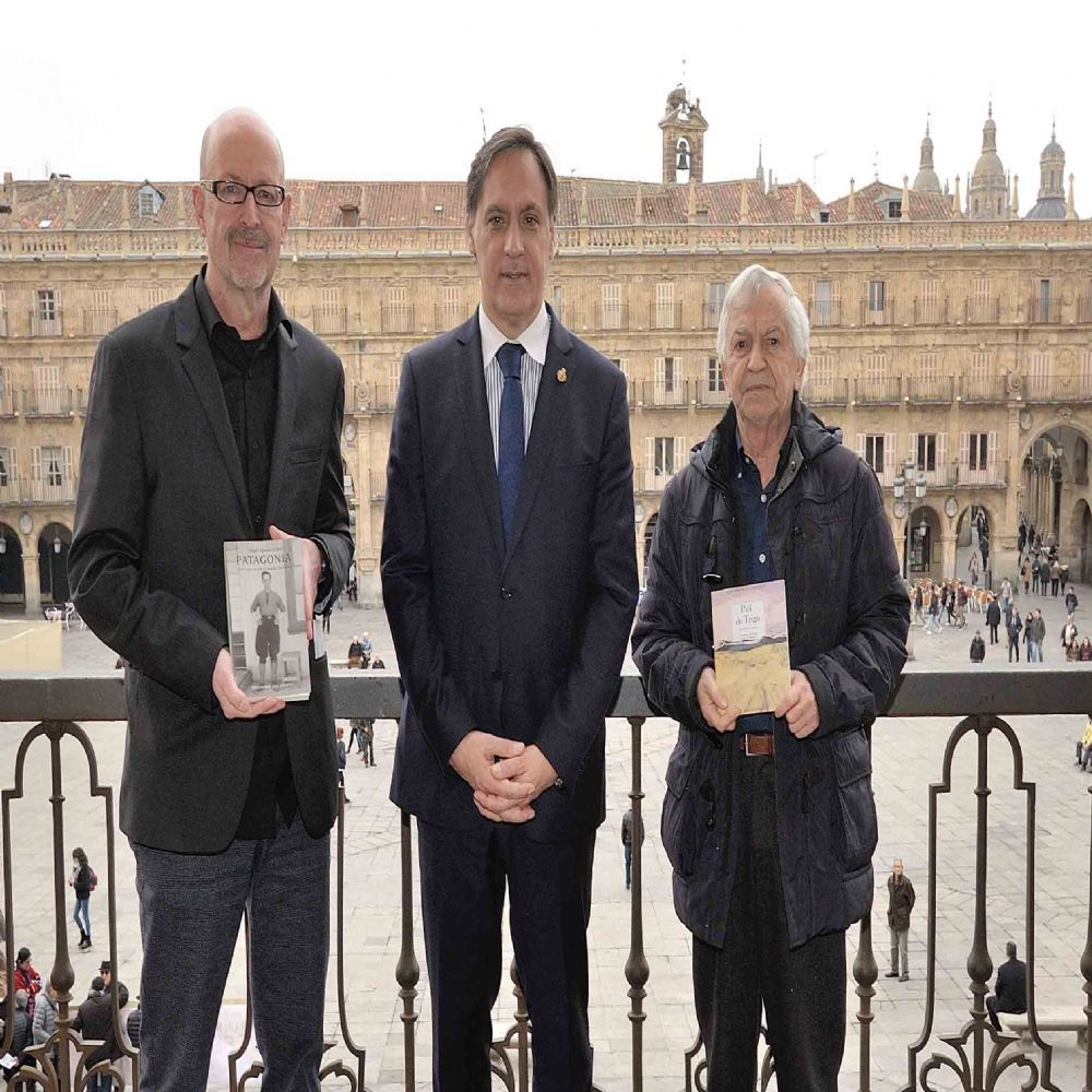 El alcalde de Salamanca junto a los premiados  Angel Aguado y Servando Cano