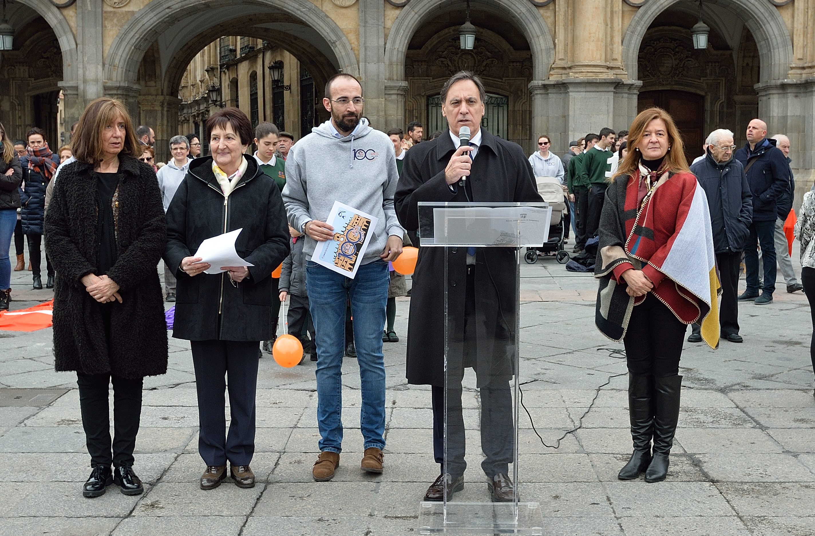 Carlos Garcia Carbayo  ha recibido frente al Ayuntamiento a una delegacion de 800 personas