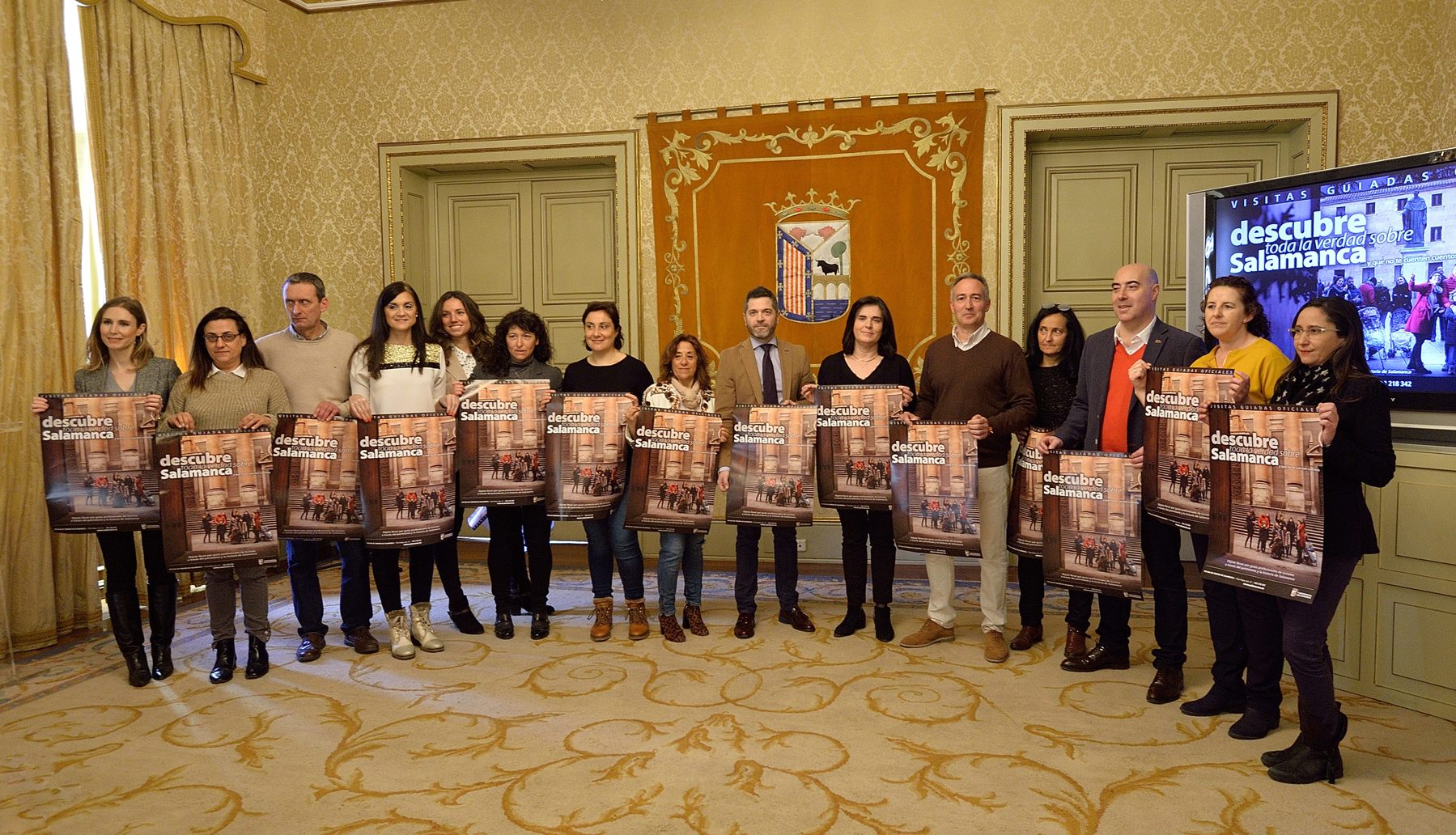 Un momento de la presentacion de la campana que ha tenido lugar hoy en el Ayuntamiento