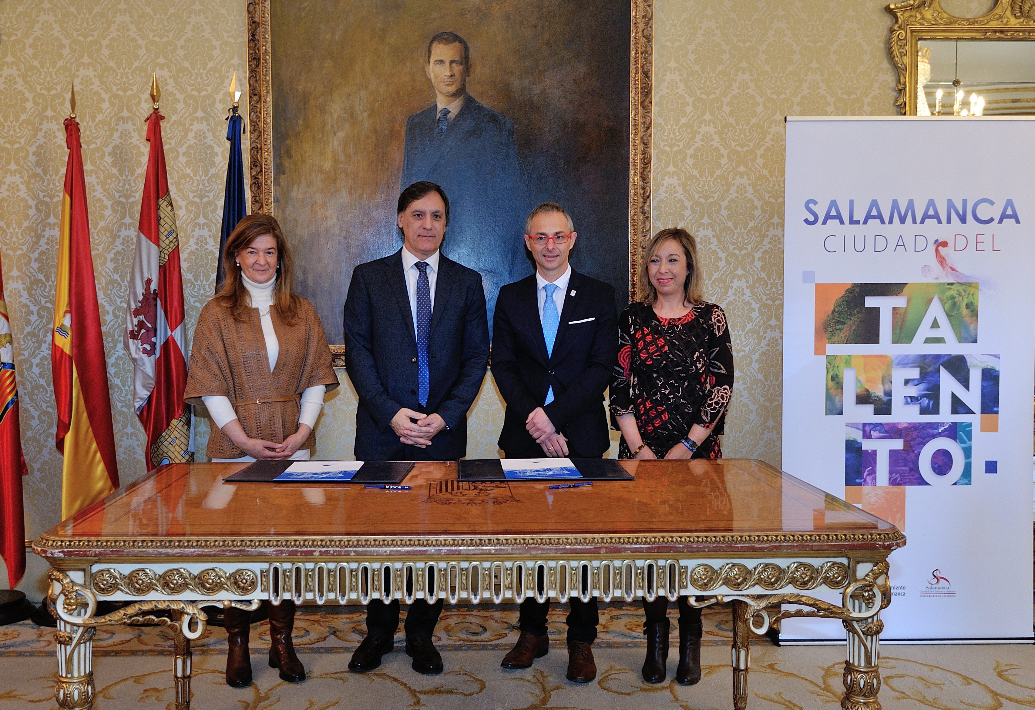 El alcalde de Salamanca y el rector de la Universidad tras la firma del convenio