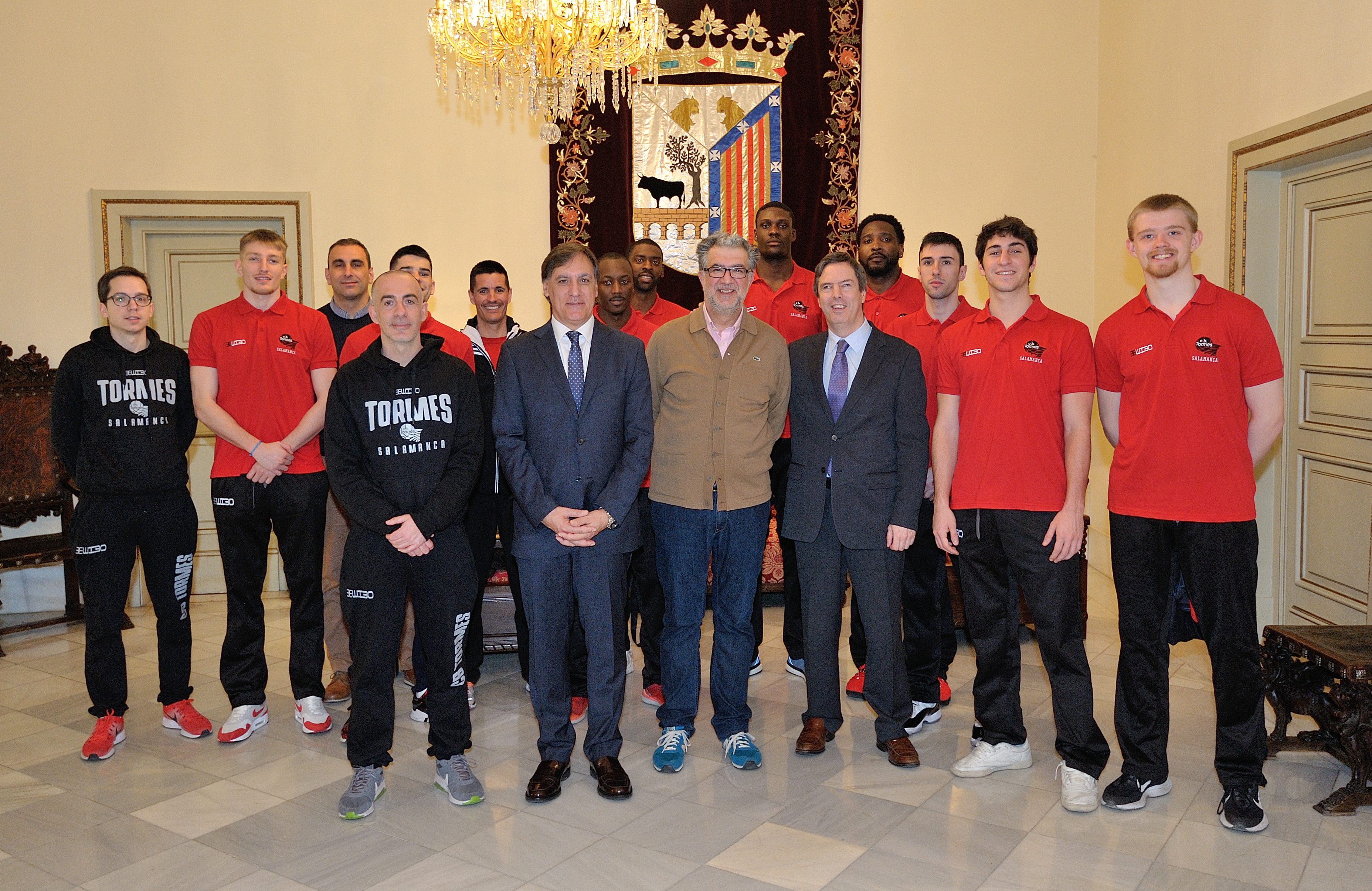 El alcalde de Salamanca  junto a Club Baloncesto Tormes La Antigua