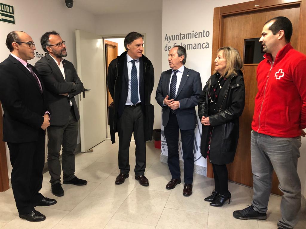 El alcalde de Salamanca  en una visita a Cruz Roja