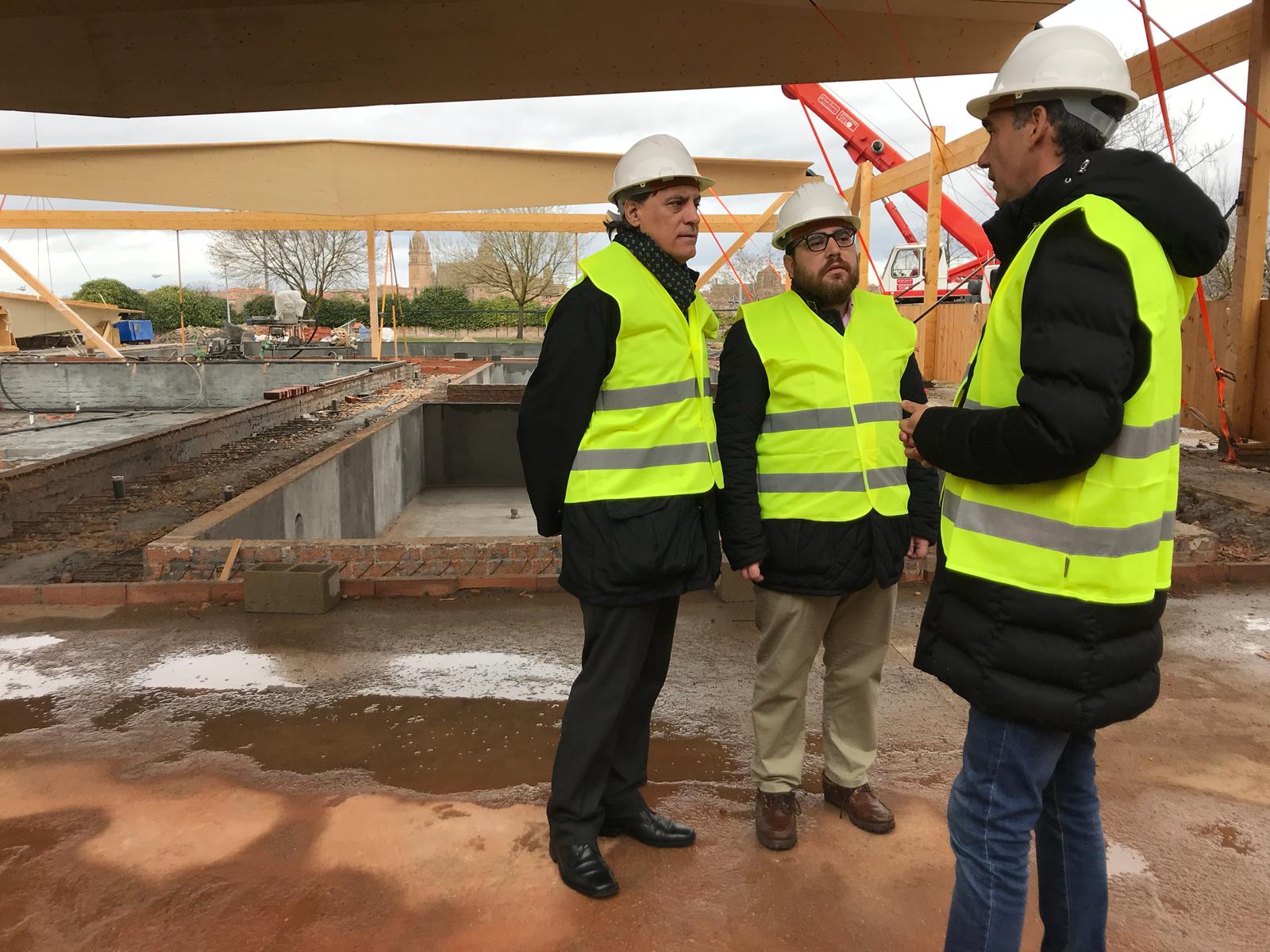 El alcalde de Salamanca  en las obras de la piscina de San Jose