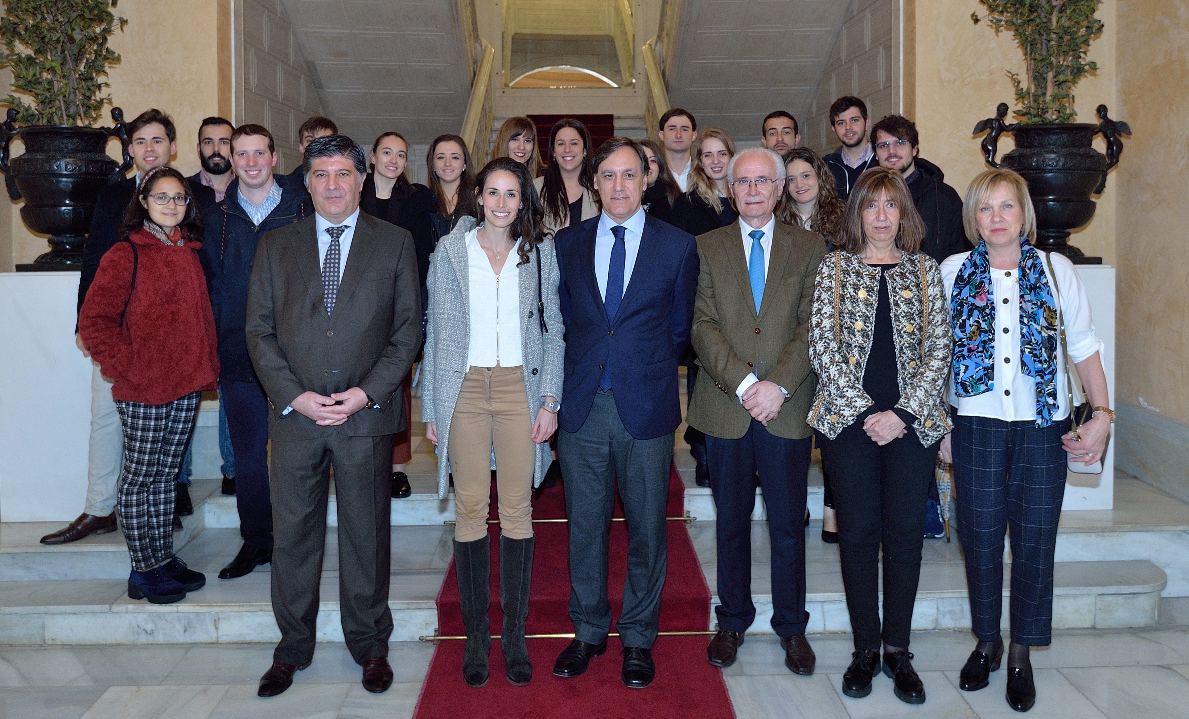 El alcalde de Salamanca  junto a los medicos que han obtenido mejores notas en la prueba MIR