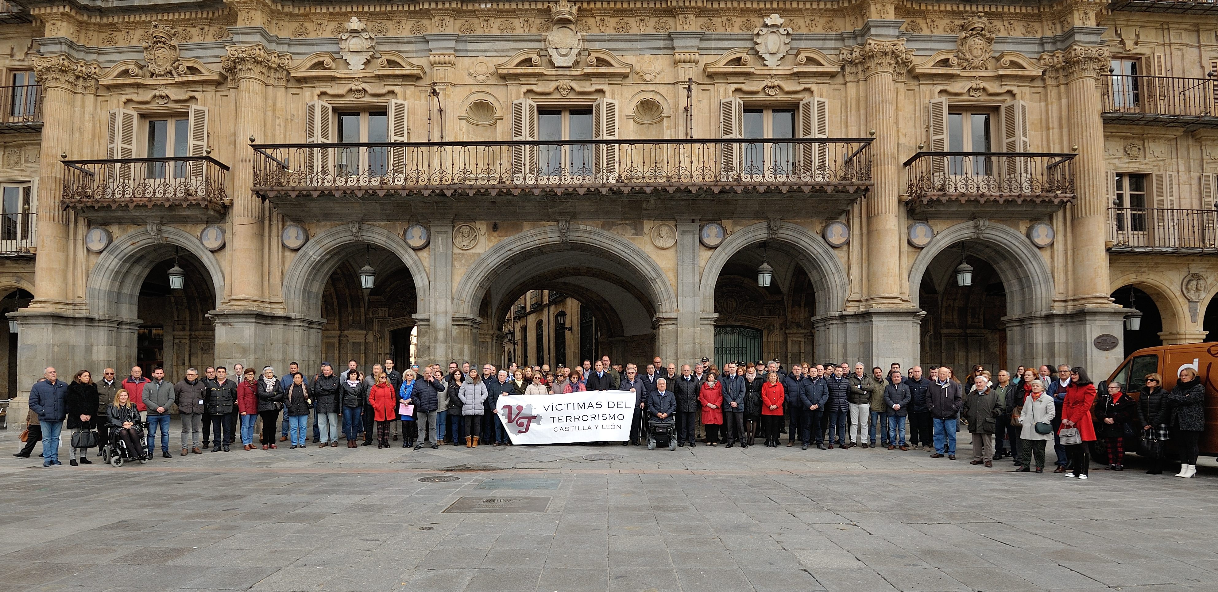 Un momento del minuto de silencio en recuerdo a las victimas del terrorismo   hoy en la Plaza Mayor