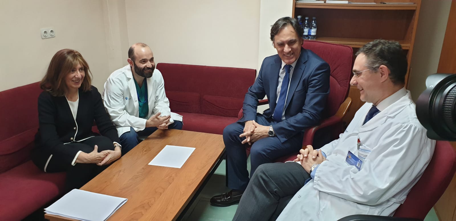 El alcalde de Salamanca  junto a miembros del Servicio de Psiquiatria del Hospital Clinico