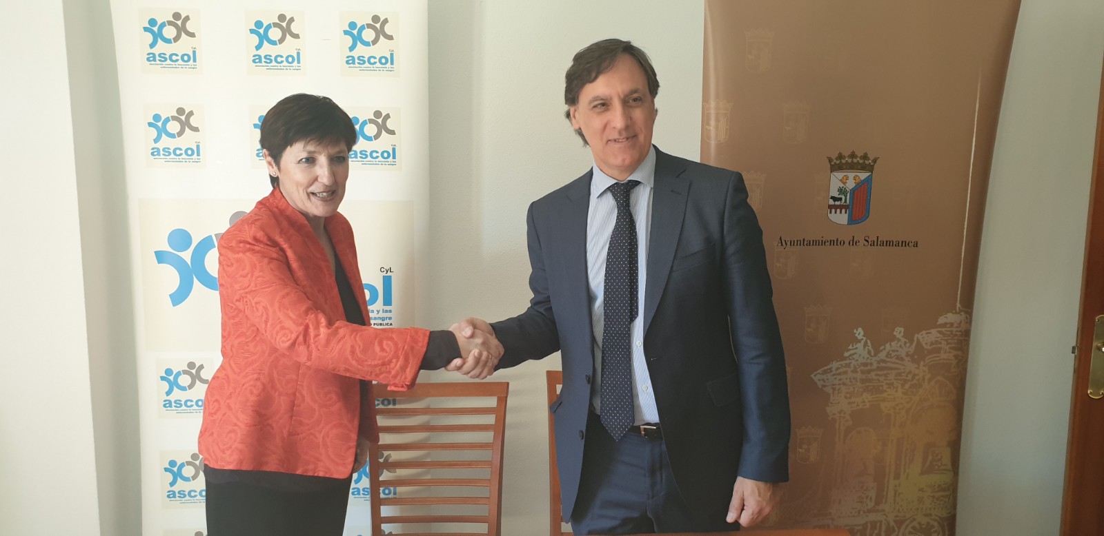 El alcalde de Salamanca  junto a la presidenta de Ascol