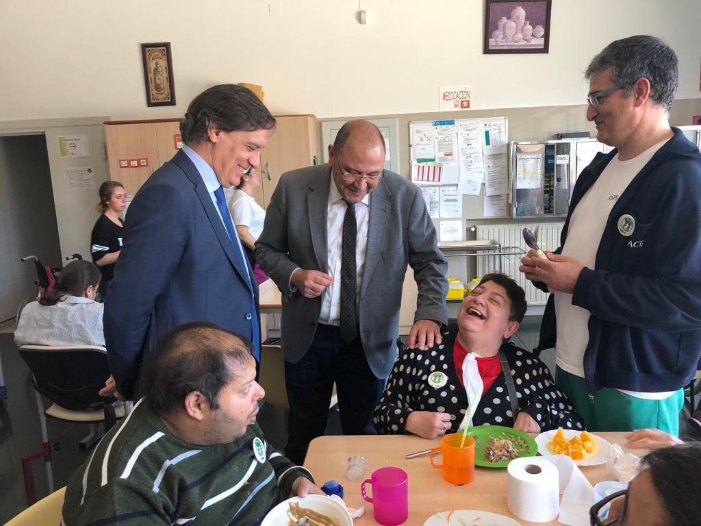 El alcalde de Salamanca  en su visita a ASPACE