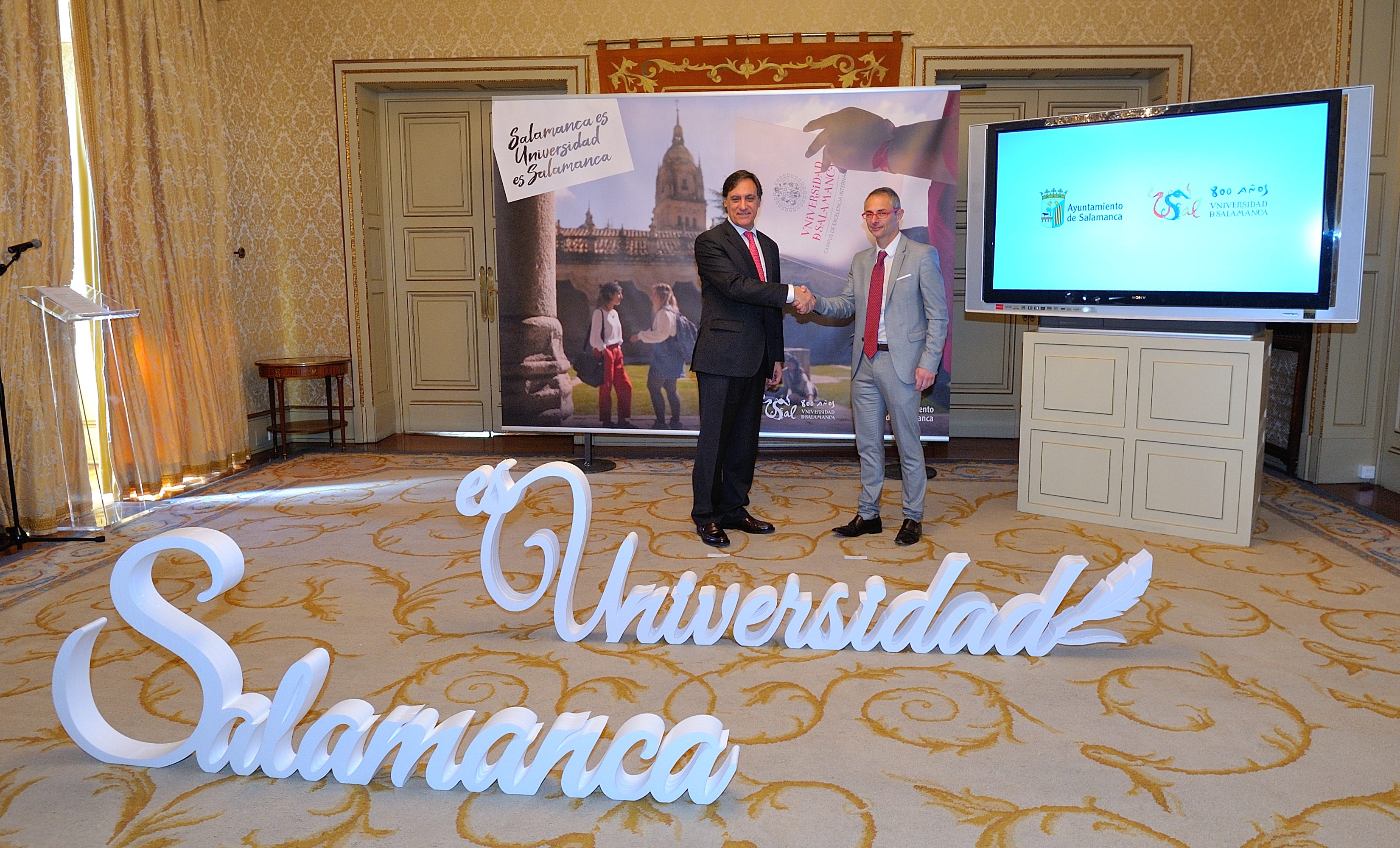 El alcalde de Salamanca y el rector de la Universidad  en la presentacion de la marca