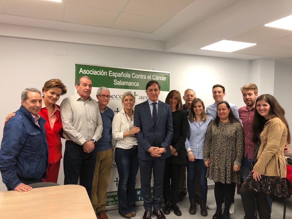 El alcalde de Salamanca  junto a miembros de la Asociacion Contra el Cancer