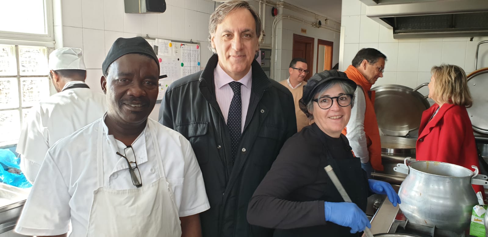 El alcalde de Salamanca  junto a trabajadores de Algo Nuevo