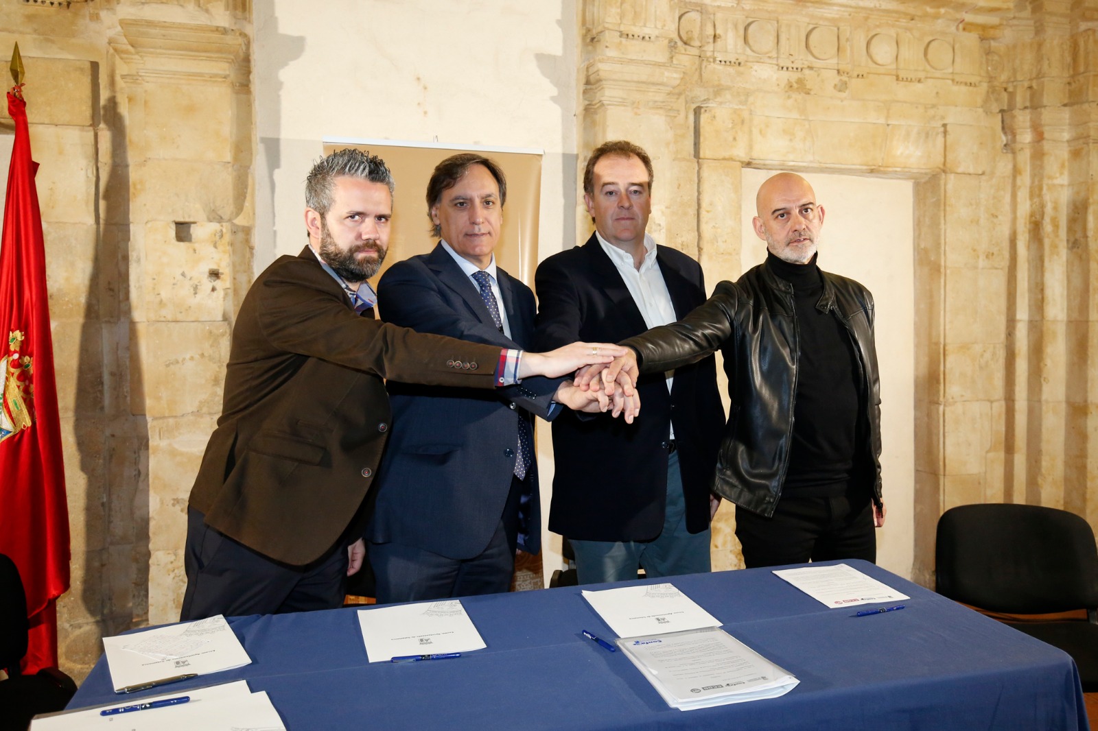 El alcalde de Salamanca  junto a representantes de Confaes  CCOO y UGT