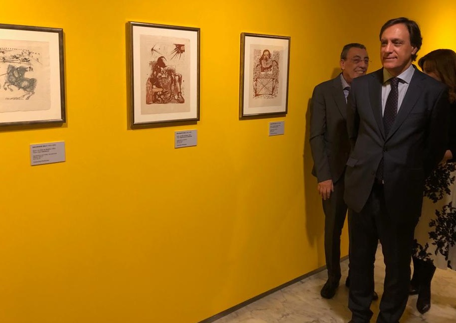 El alcalde de Salamanca  en la exposicion de la Casa Lis
