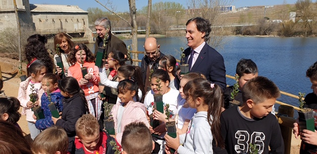 El alcalde de Salamanca  junto a escolares del Colegio Lazarillo de Tormes