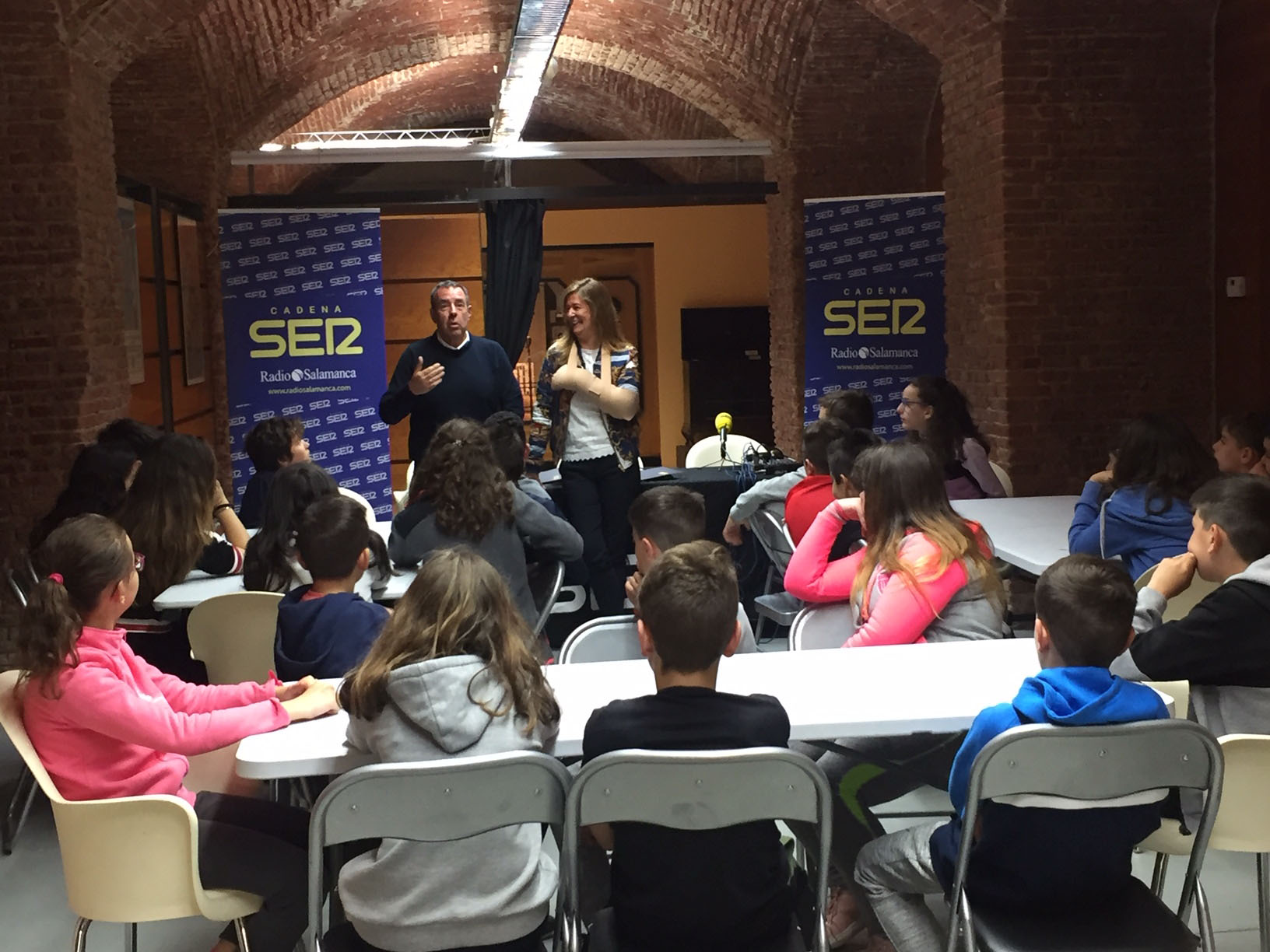 La concejala de Educacion  en la actividad  La radio del cole