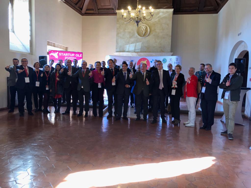 El alcalde de Salamanca  en el centro  en  Startup Ole 2019