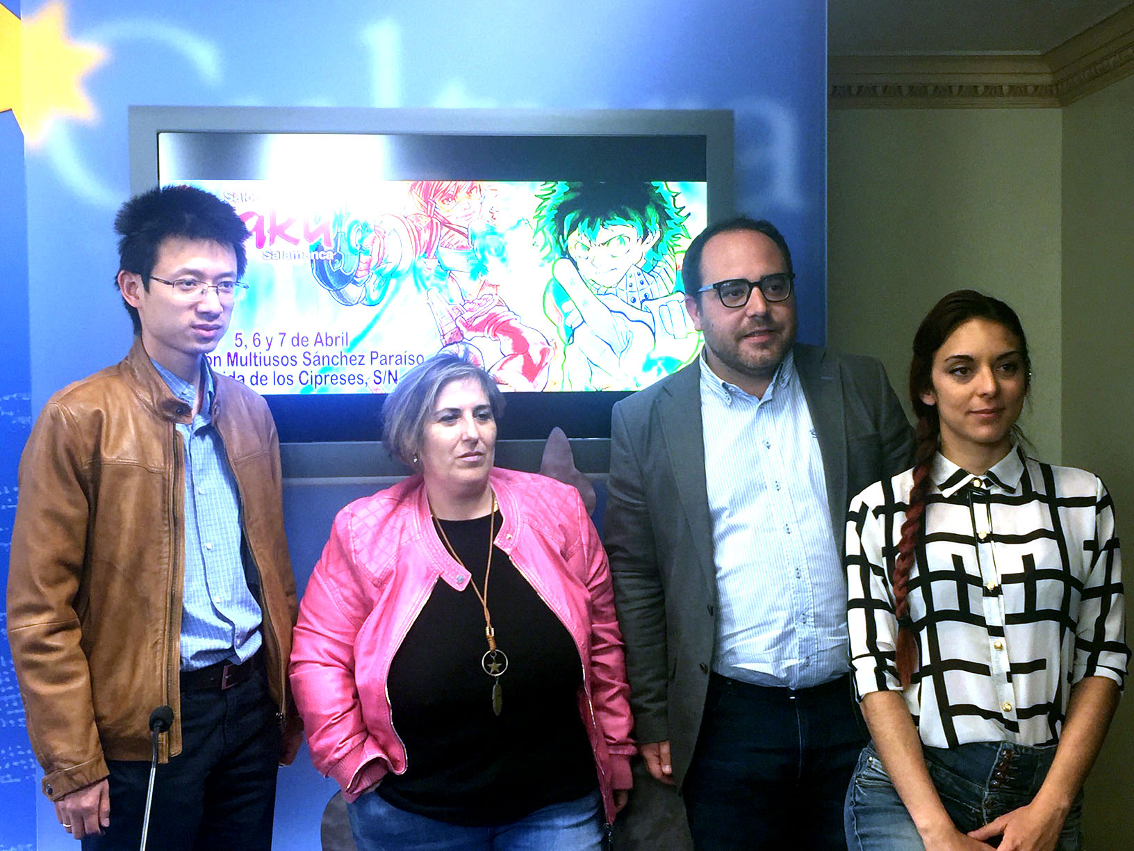 El concejal de Juventud  con los organizadores del evento