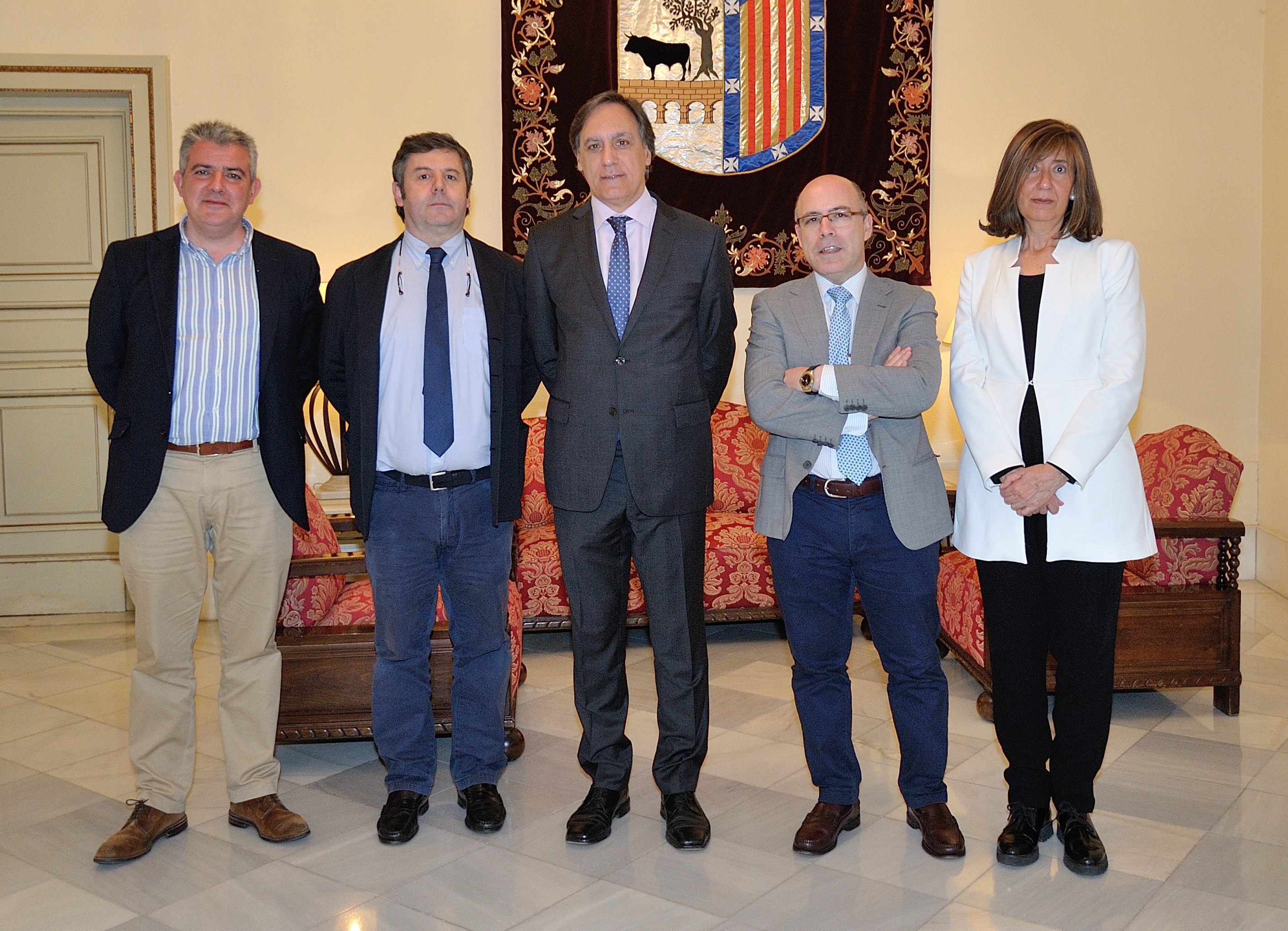 El alcalde de Salamanca  en la recepcion al jefe del Servicio de Traumatologia del Hospital