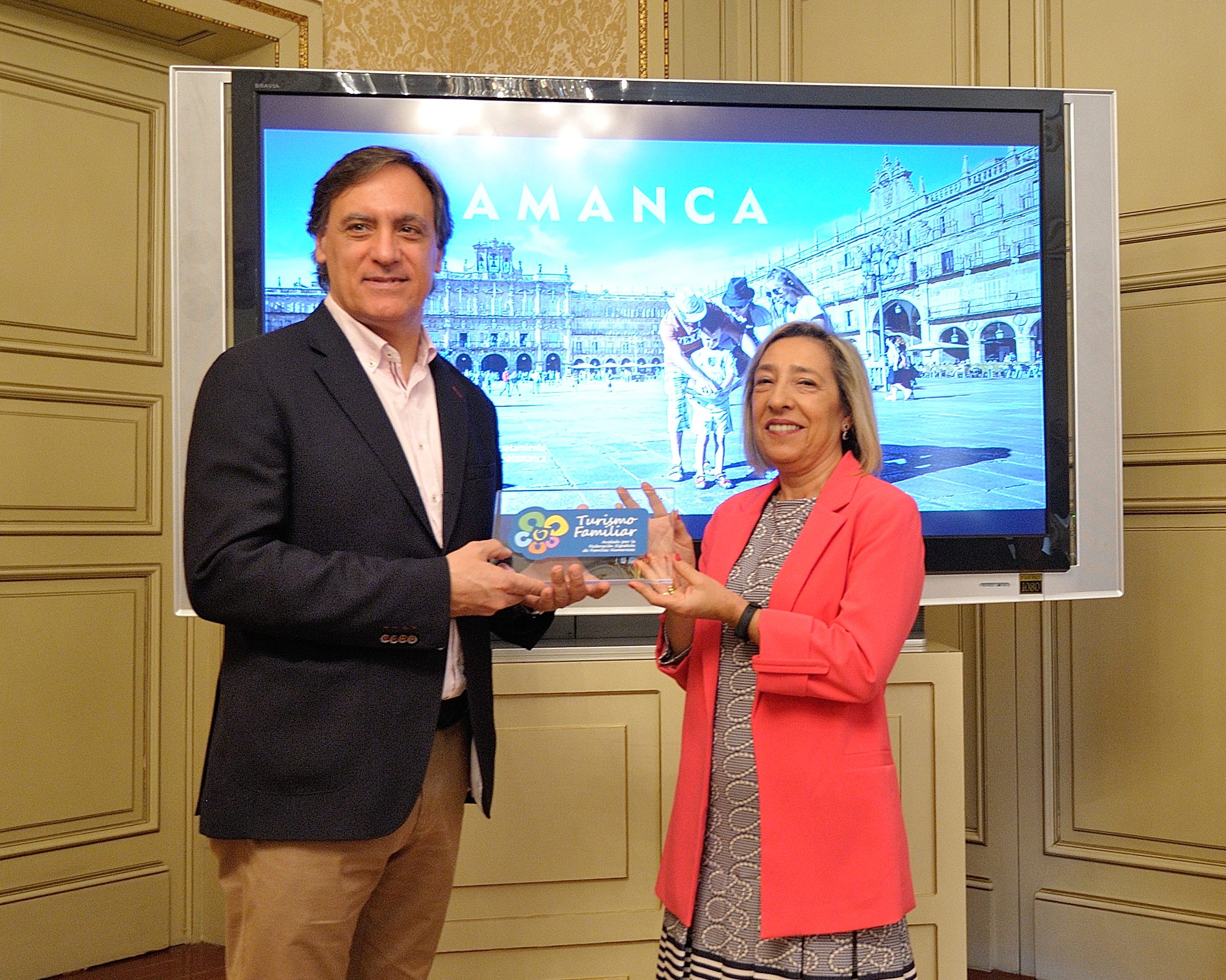 El alcalde de Salamanca  en la entrega del Sello de Turismo Familiar