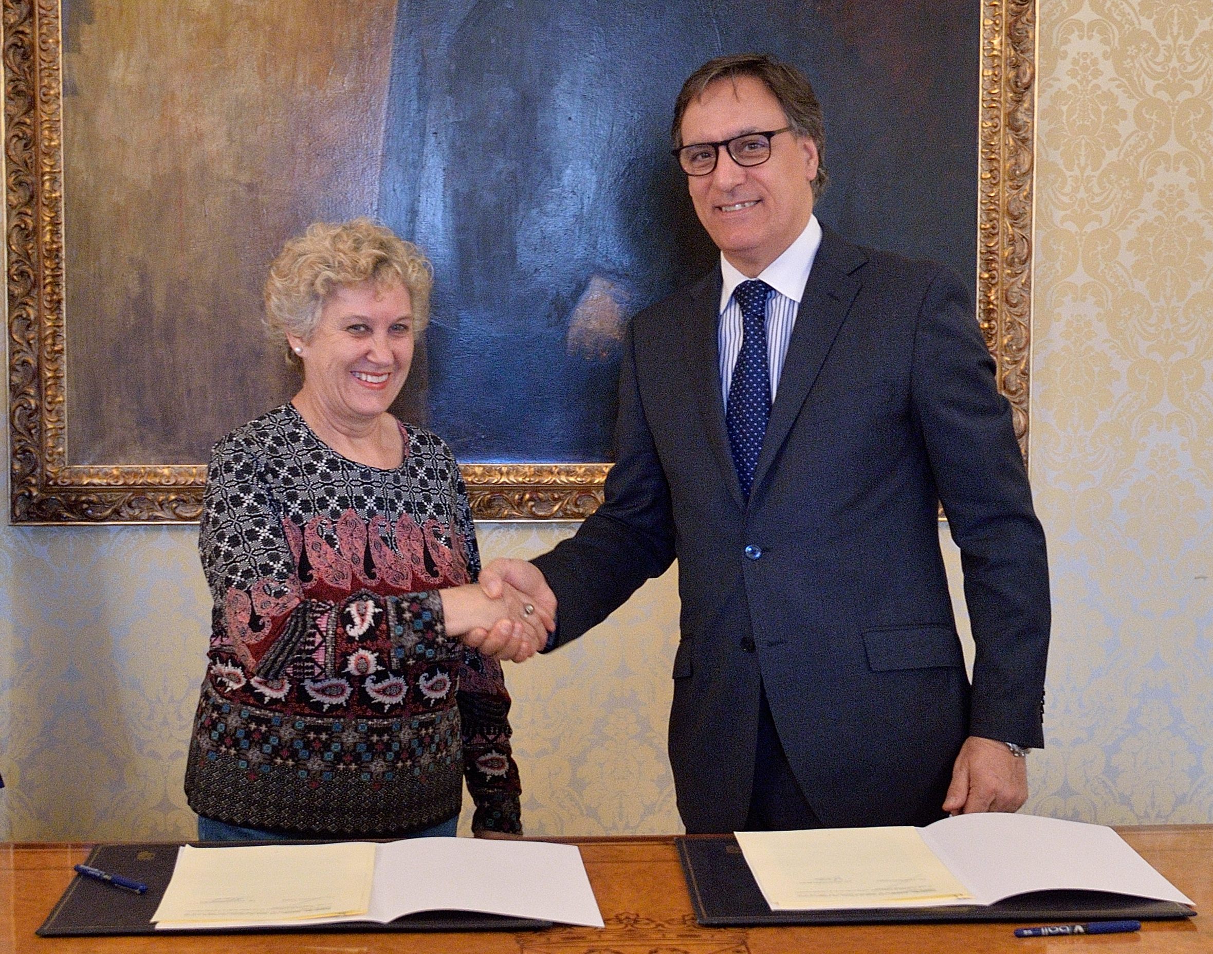 El alcalde de Salamanca  Carlos Garcia Carbayo  junto a a la presidenta de Asdecoba