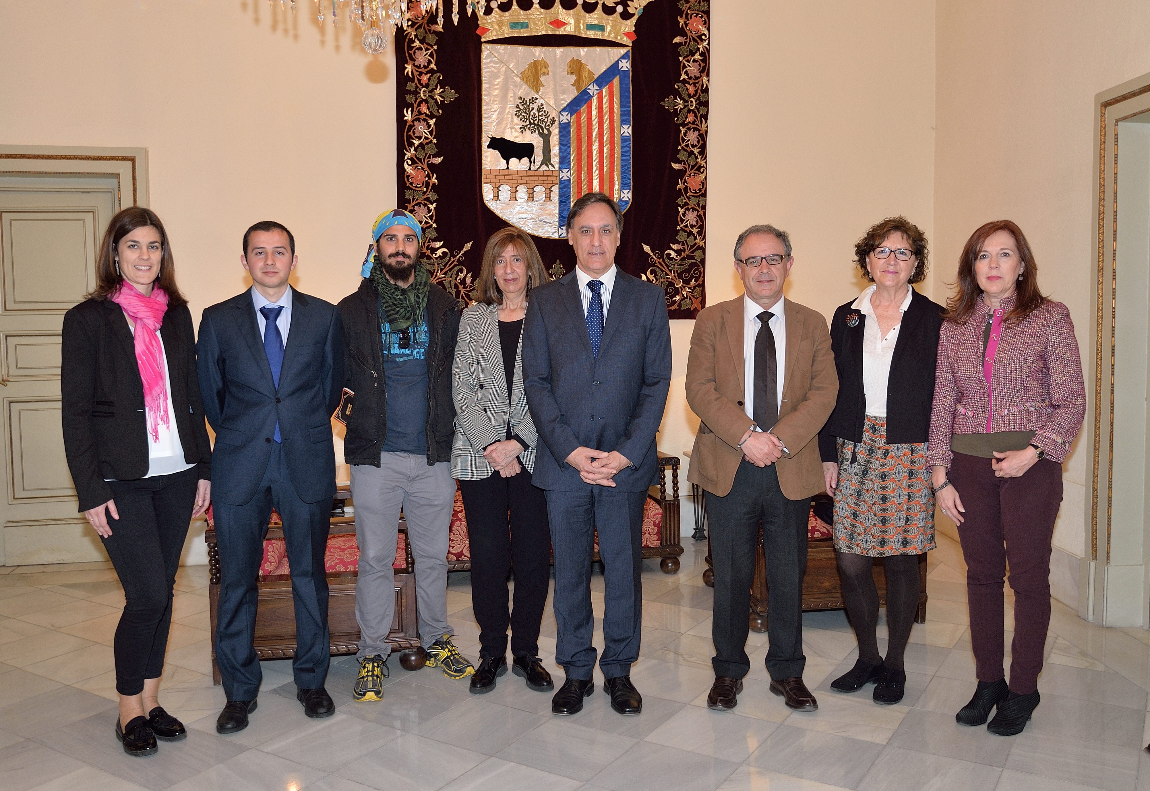 El alcalde de Salamanca  junto a graduados y miembros de la Facultad de Farmacia