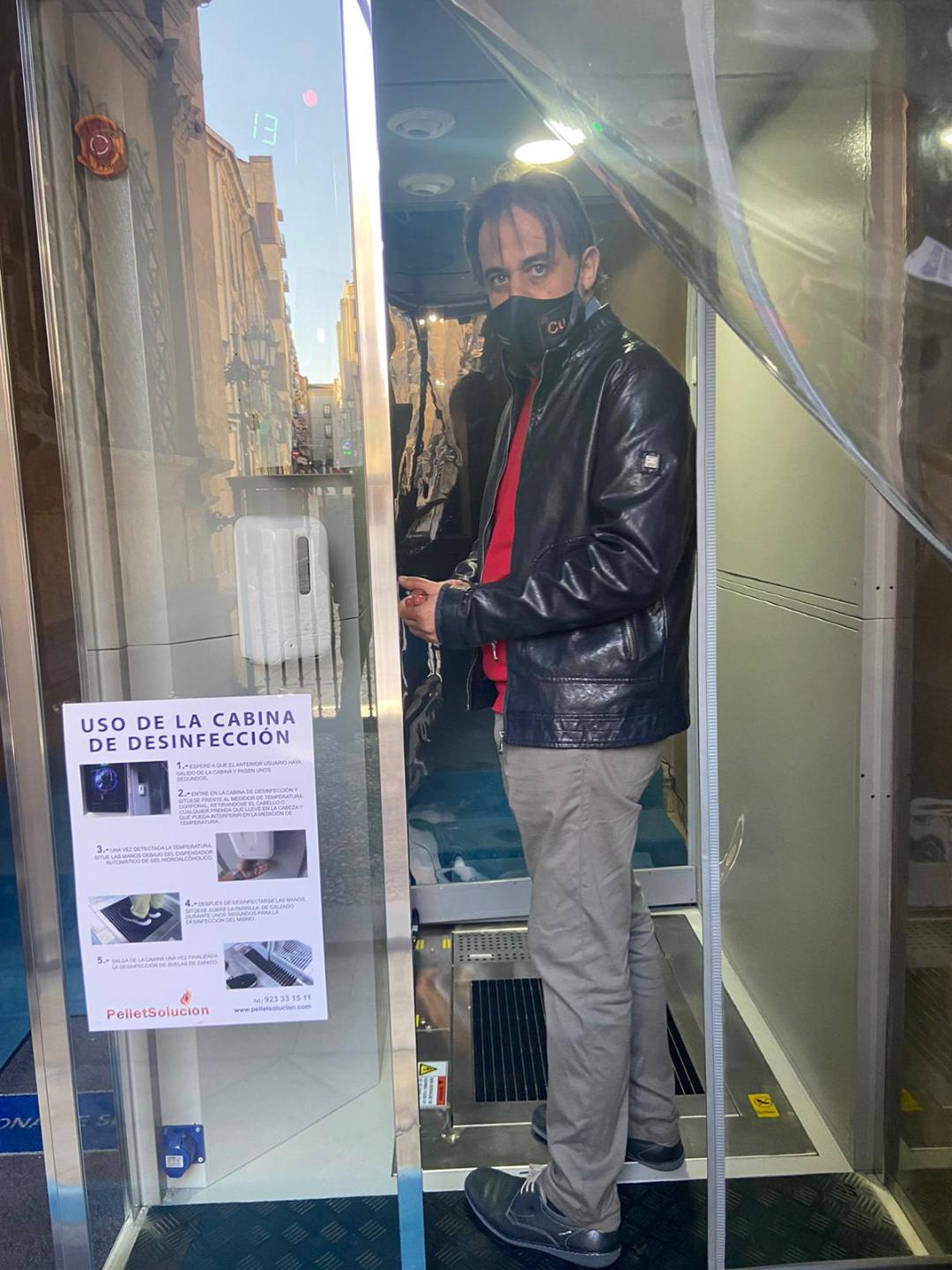 El concejal de Turismo  Fernando Castano  en la nueva cabina de desinfeccion