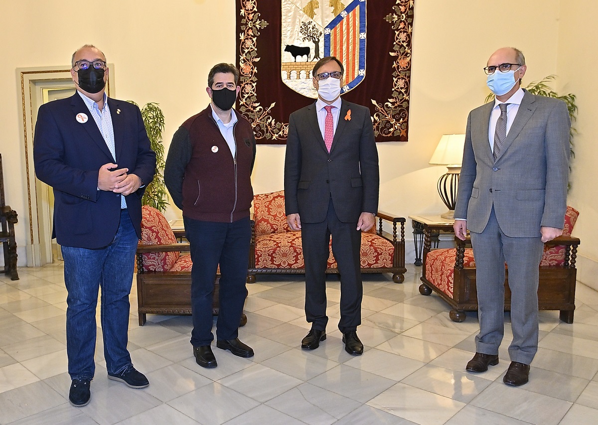El alcalde y el presidente de la Diputacion con representantes de la Educacion Concertada