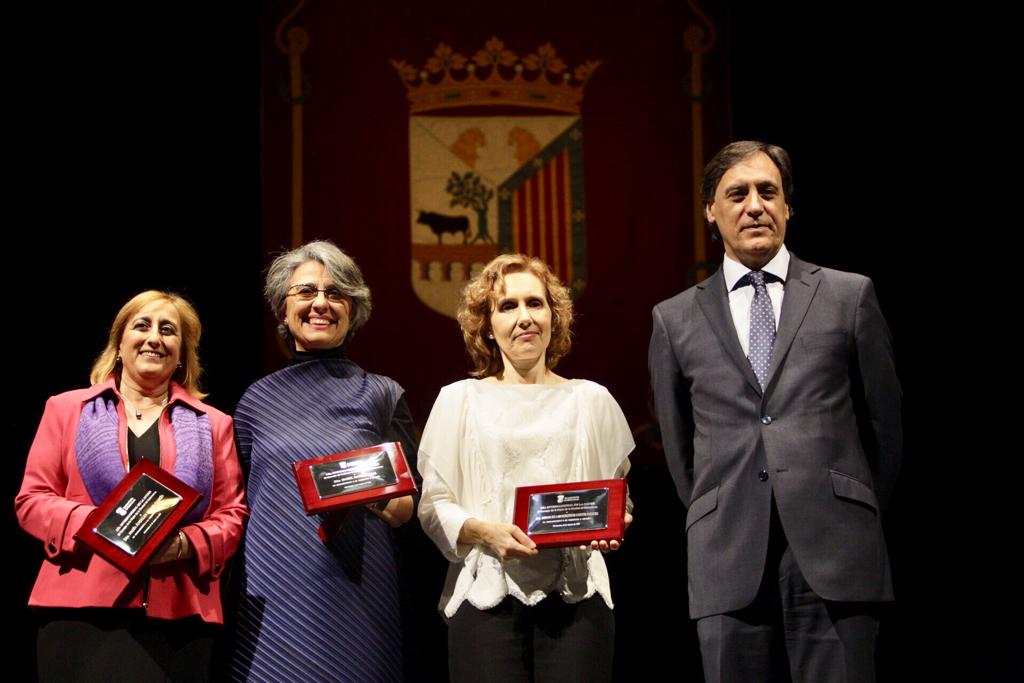 El alcalde de Salamanca  junto a las galardonadas