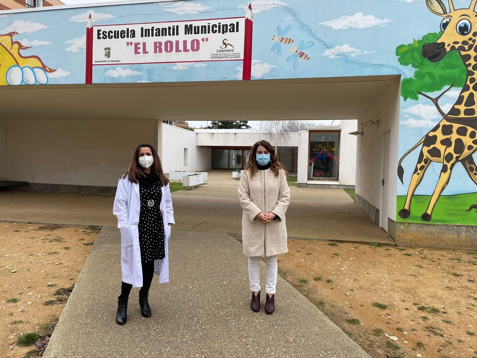 La concejala de Educacion  Maria Victoria Bermejo  durante una visita a las Escuelas Infantiles