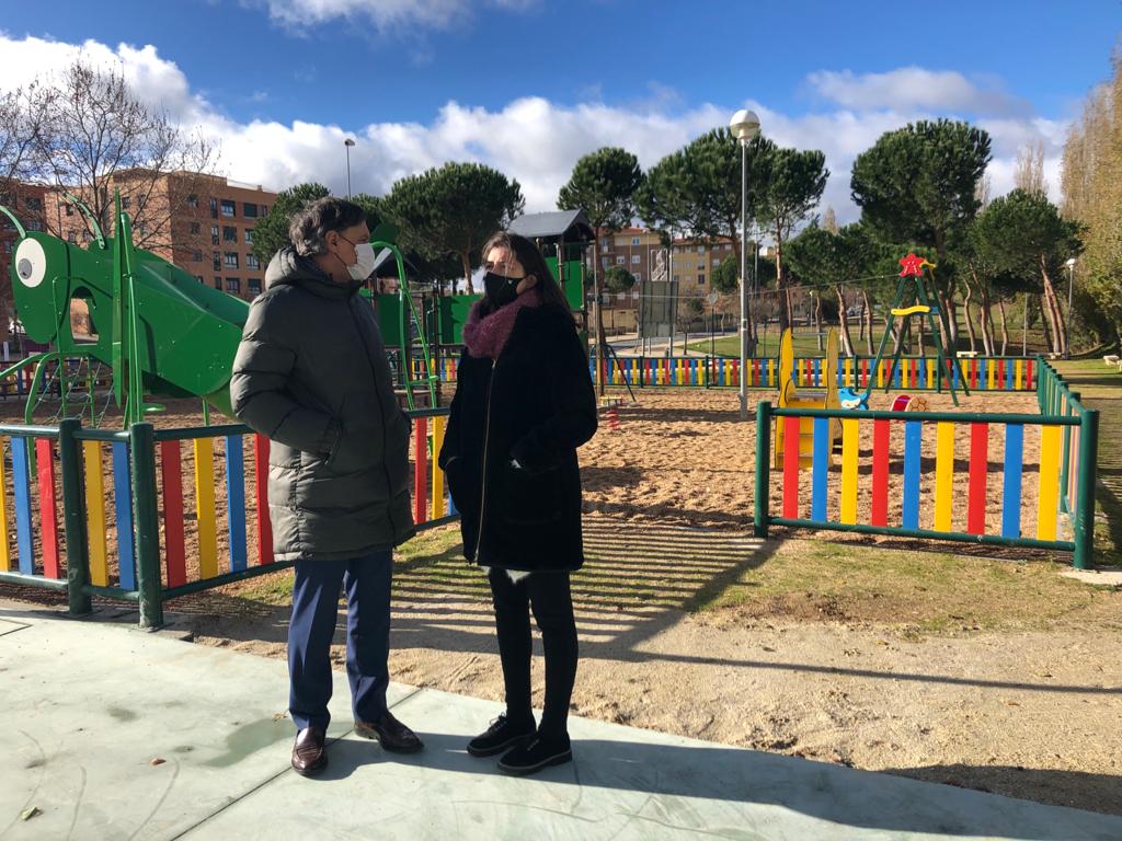 Carlos Garcia Carbayo y Miryam Rodriguez en el parque de Los Alcaldes