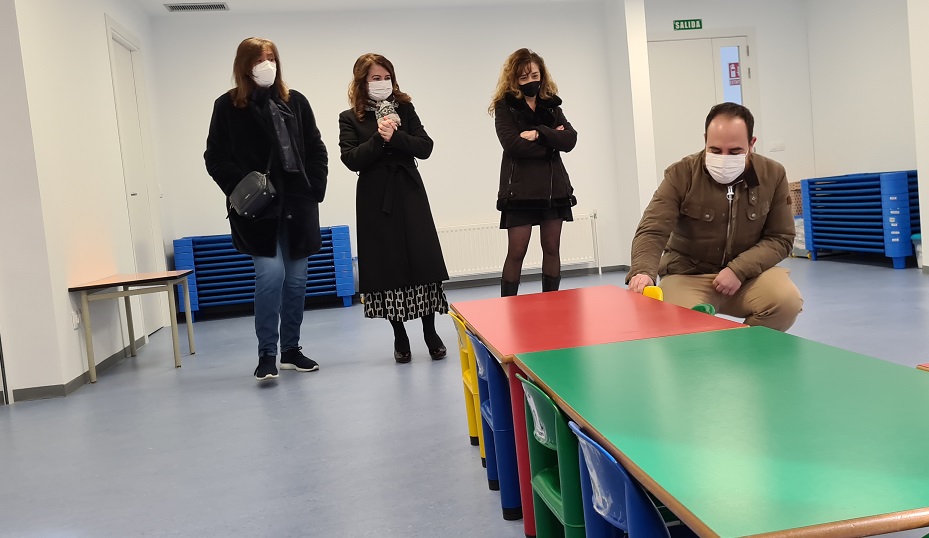 Visita a las nuevas aulas de la escuela infantil de Pizarrales