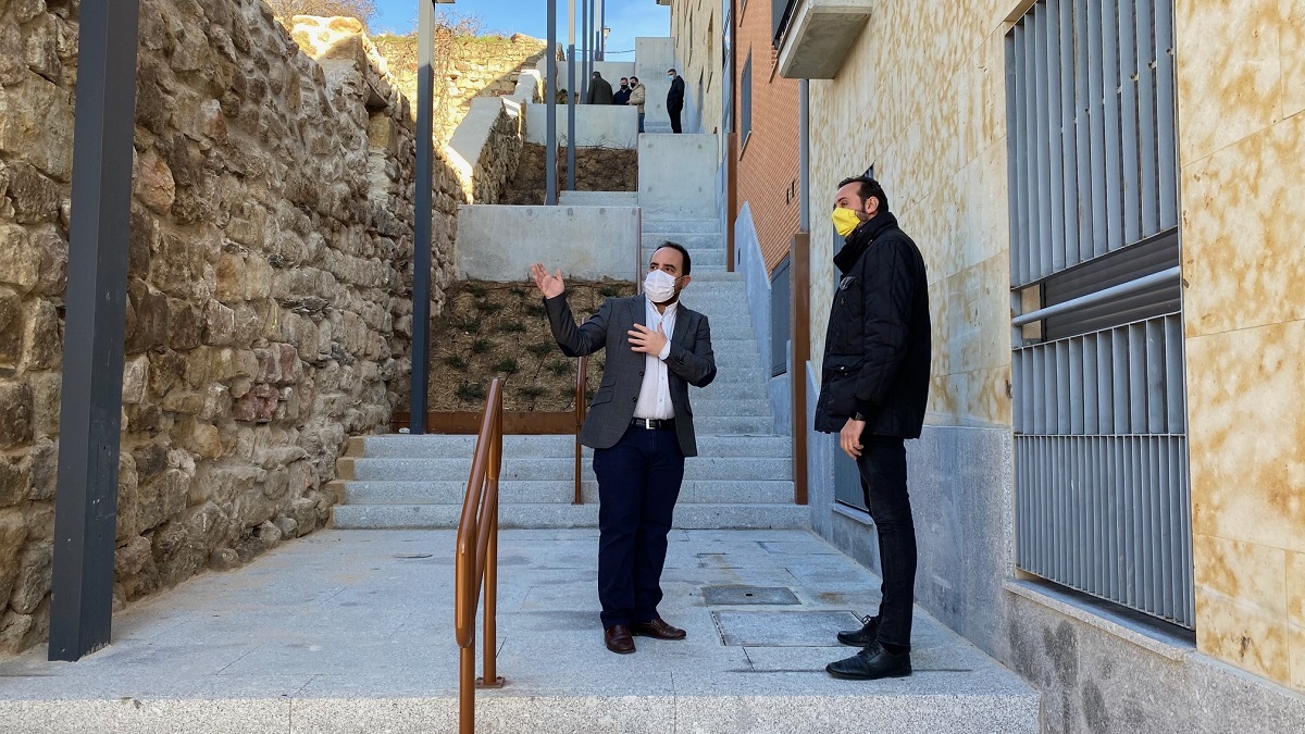 Daniel Llanos durante la visita a las nuevas escaleras