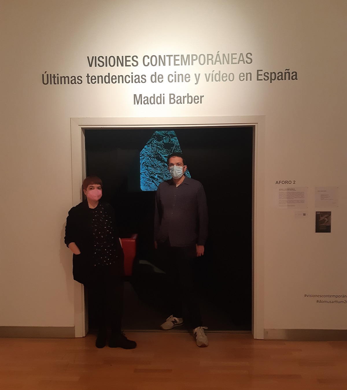 La artista Maddi Barber en la inauguracion de la muestra