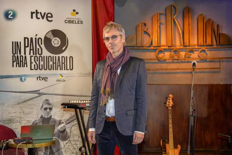 Ariel Rot presenta el programa  Un Pais Para Escuharlo