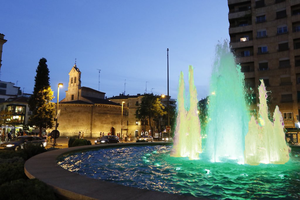 Imagen de la fuente de la Puerta Zamora iluminada