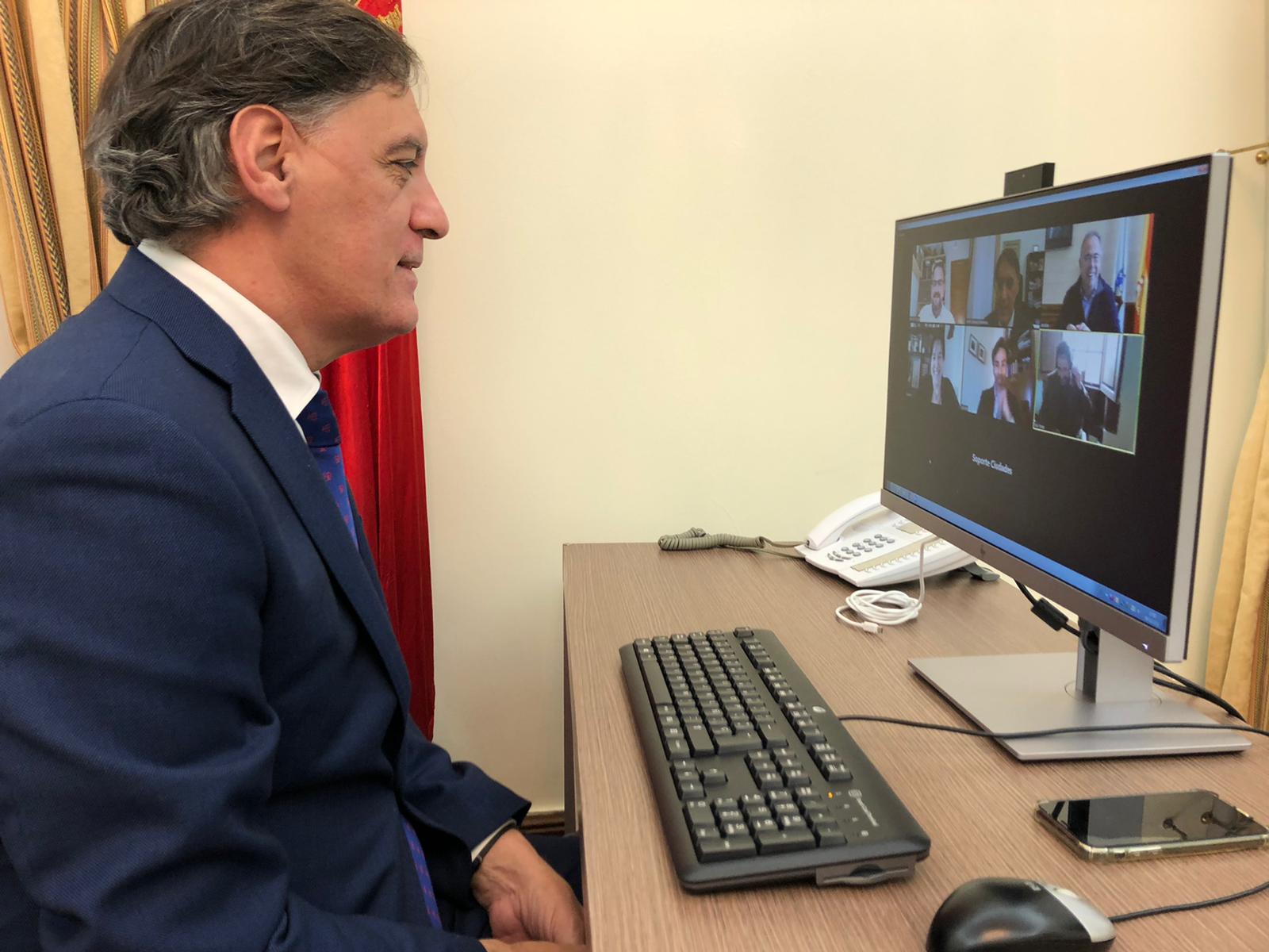 El alcalde de Salamanca  Carlos Garcia Carbayo  durante la videoconferencia