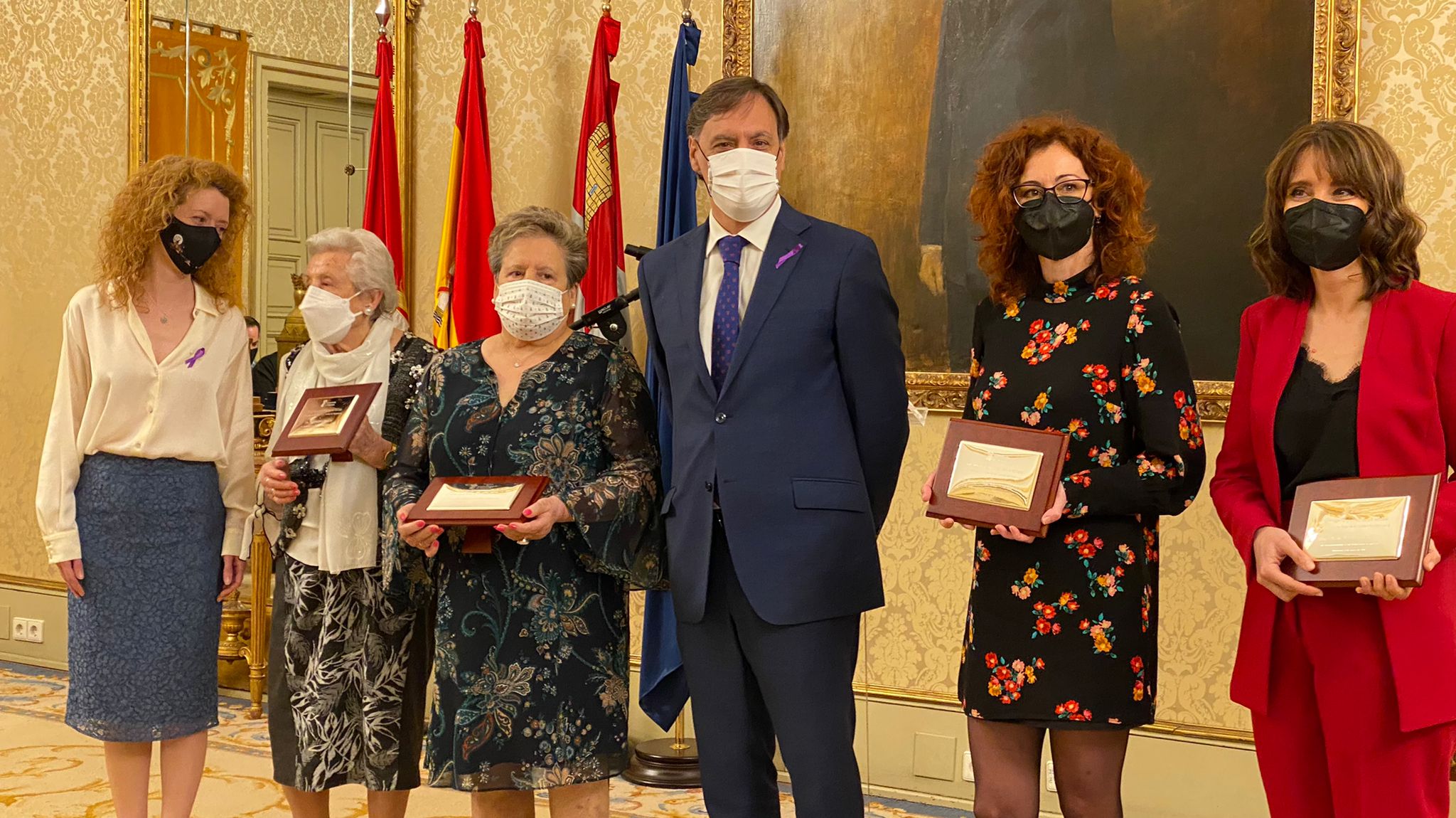 Carlos Garcia Carbayo y Ana Suarez  con las homenajeadas