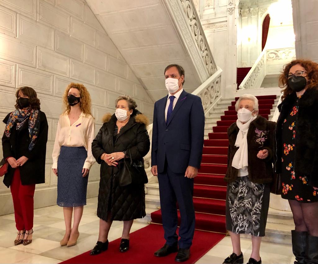 Carlos Garcia Carbayo y Ana Suarez  junto a las homenajeadas