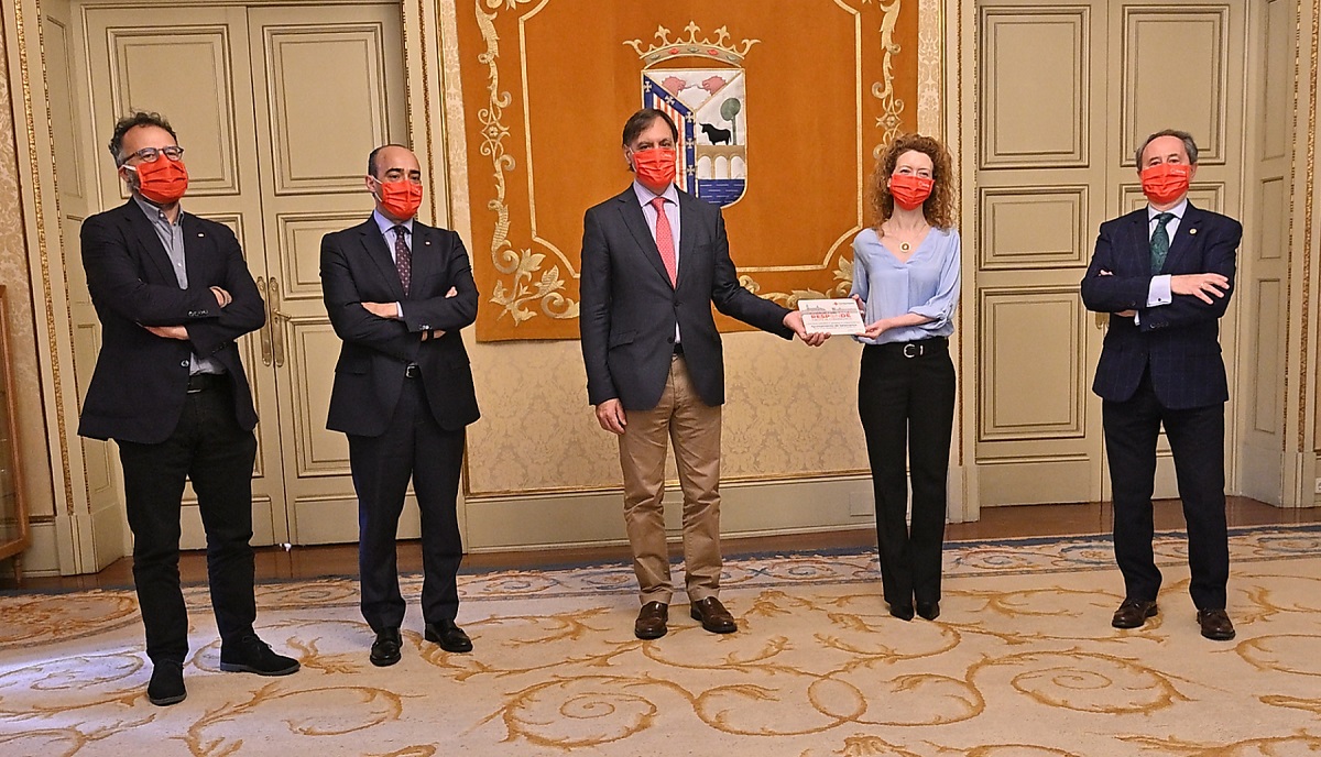 Carlos Garcia Carbayo y Ana Suarez recogiendo la placa de Cruz Roja