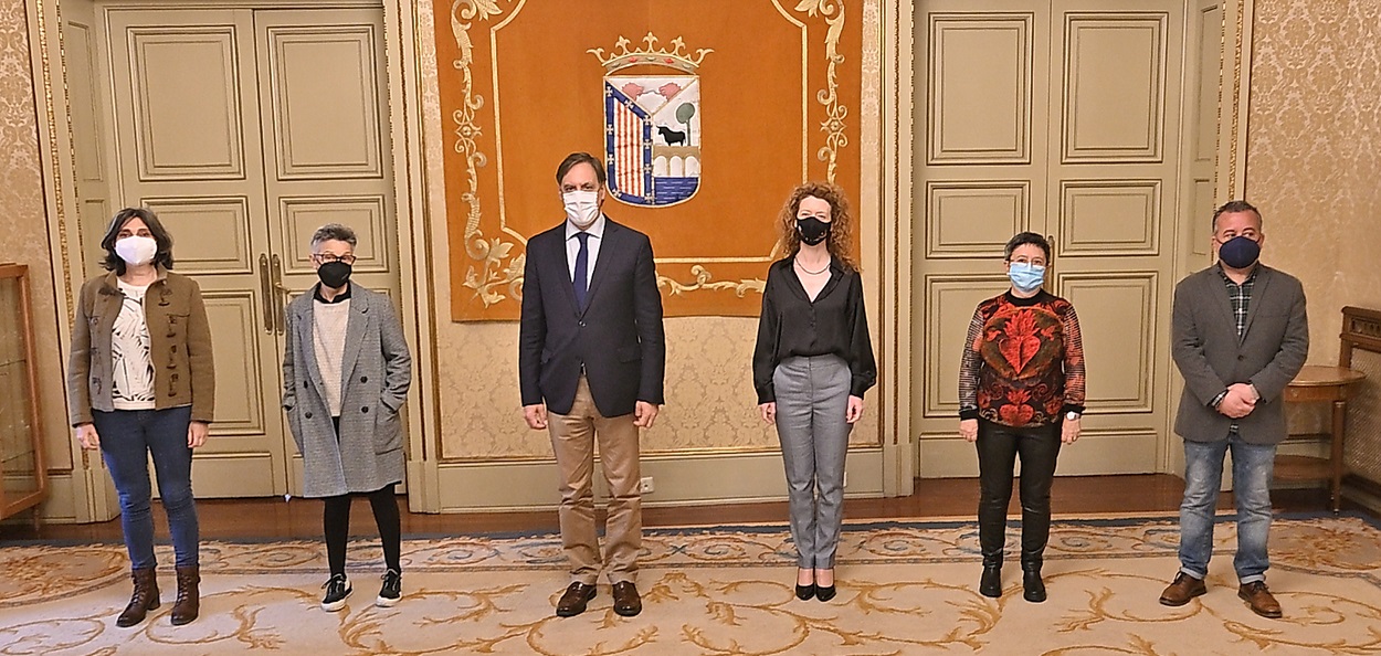 Carlos Garcia Carbayo y Ana Suarez con miembros de Adesocial