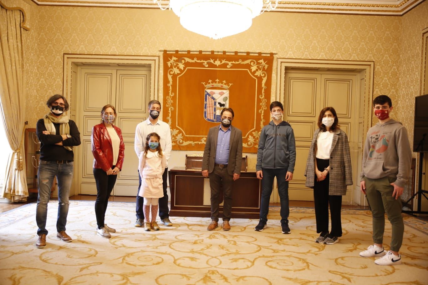 Fernando Castano junto a la familia de Burgos en el Salon de Recepciones