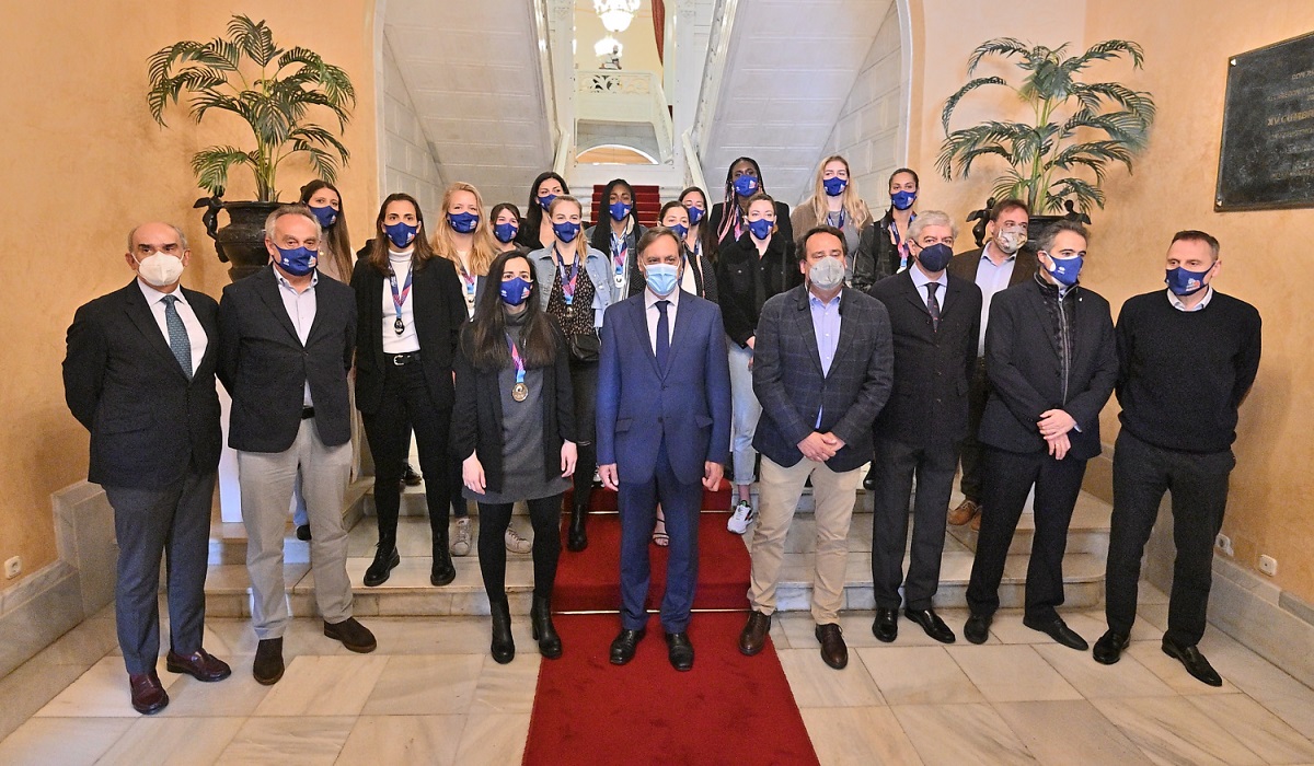 Imagen de la recepcion al Club de Baloncesto Perfumerias Avenida