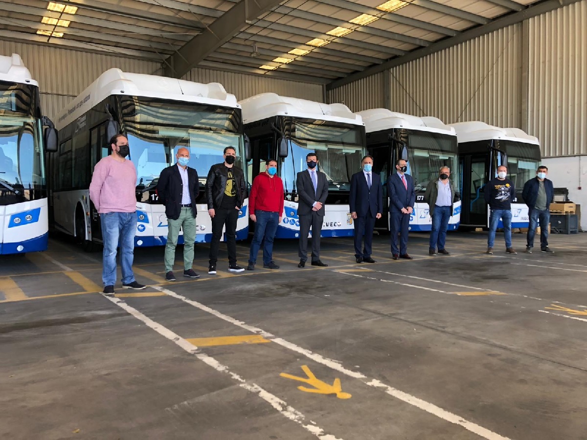 El alcalde durante su visita a las instalaciones del Servicio Municipal de Transporte